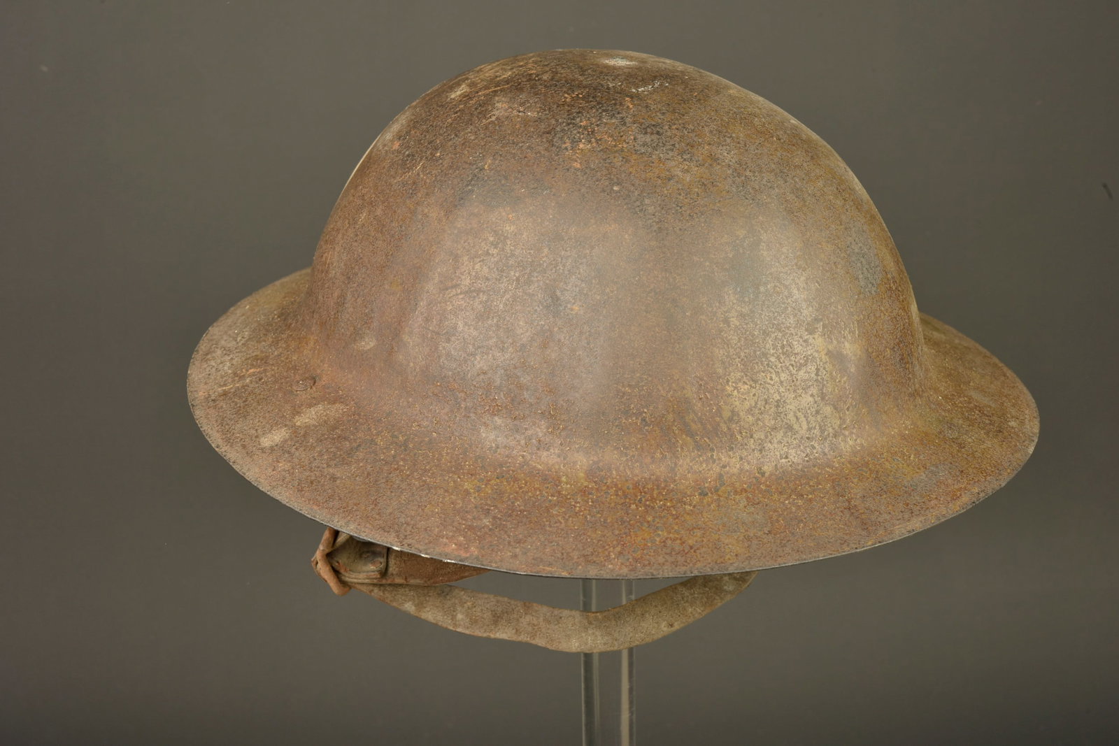 Coque de casque anglais Brodie 1er type. First pattern British Brodie helmet shell: Coque de casque anglais Brodie 1er type. Casque precoce, sans jonc de renfort, fabricant FS, avec encore 40 a 50 pourcents de sa peinture. Avec sa jugulaire cuir, fragile mais presente. Pas de coiffe.