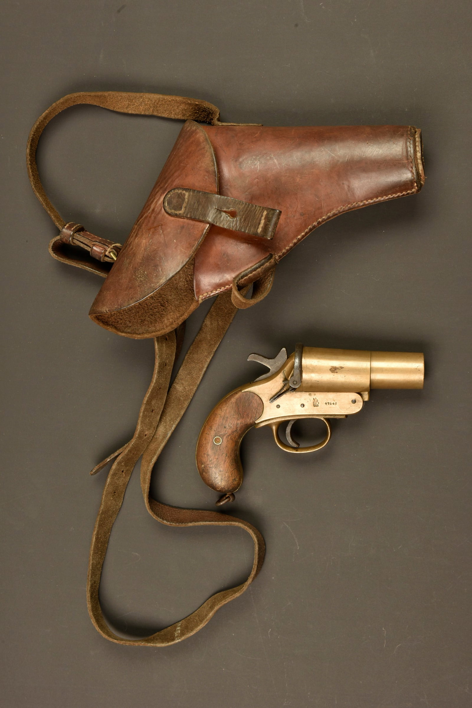 Lance fusee Webley et Scott dans son etui. Webley & Scott flare pistol in its holster (1 of 9)