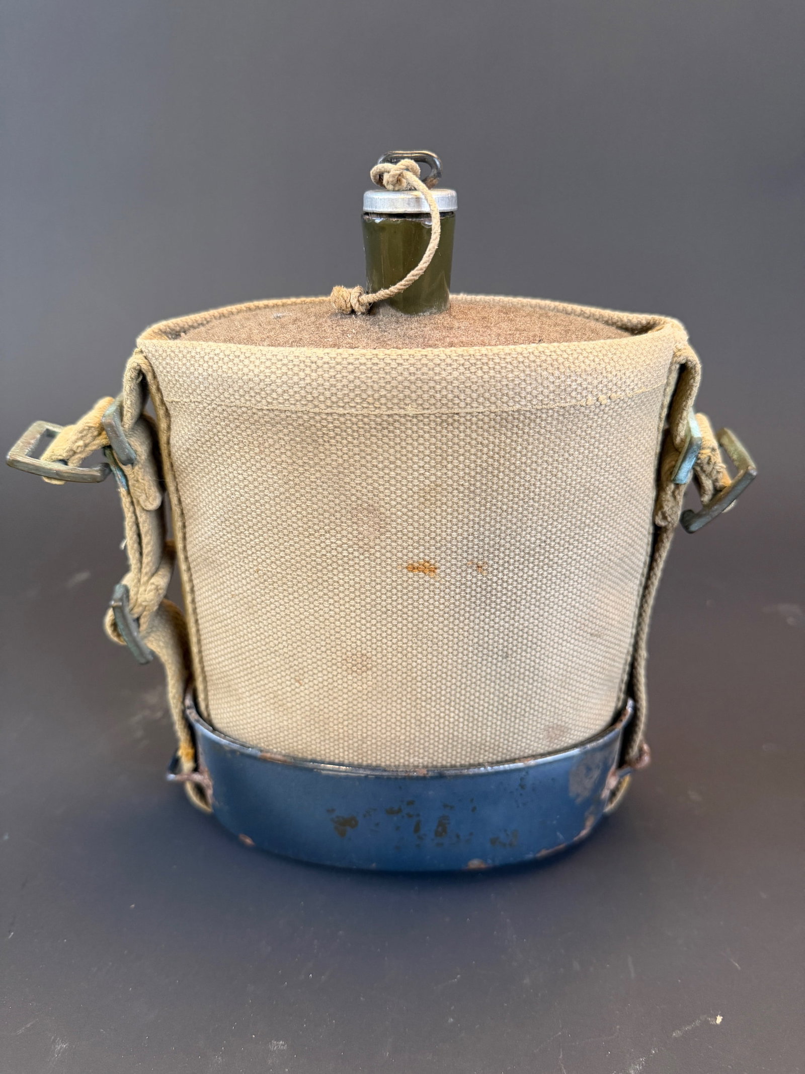 Bidon anglais avec harnais web et quart emaille. British canteen with web harness and enamel mug: Bidon anglais avec harnais web et quart emaille. Curieux bidon type anglais, emaille vert, avec son bouchon et sa housse en feutrine. Dans son harnais en coton file web avec un quart emaille. Periode 