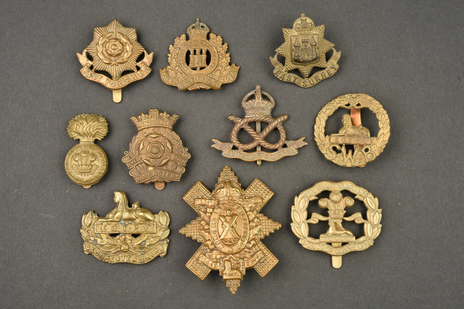 Lot de 10 cap badges anglais d infanterie modele economy. Lot of 10 British infantry cap badges, (1 of 2)