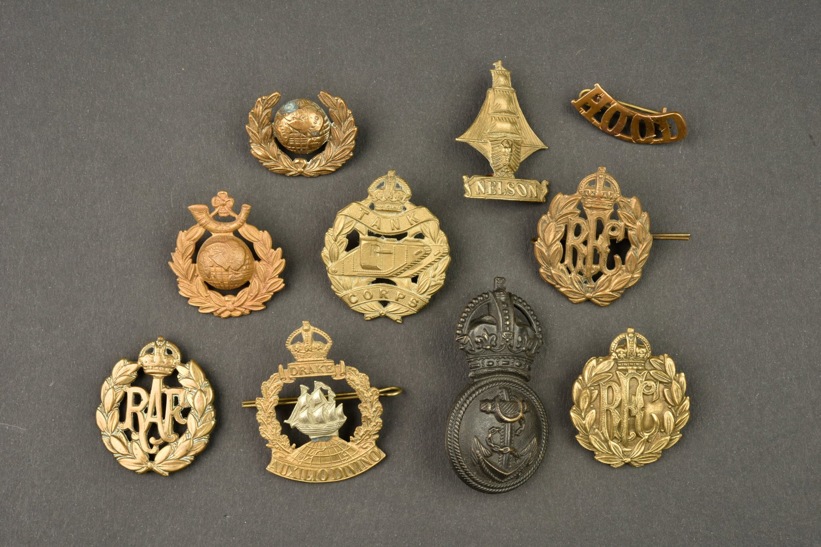 Lot de 10 insignes anglais Marine, Tank et Aviation. Lot of 10 British Navy, Tank Corps and Aviation (1 of 2)