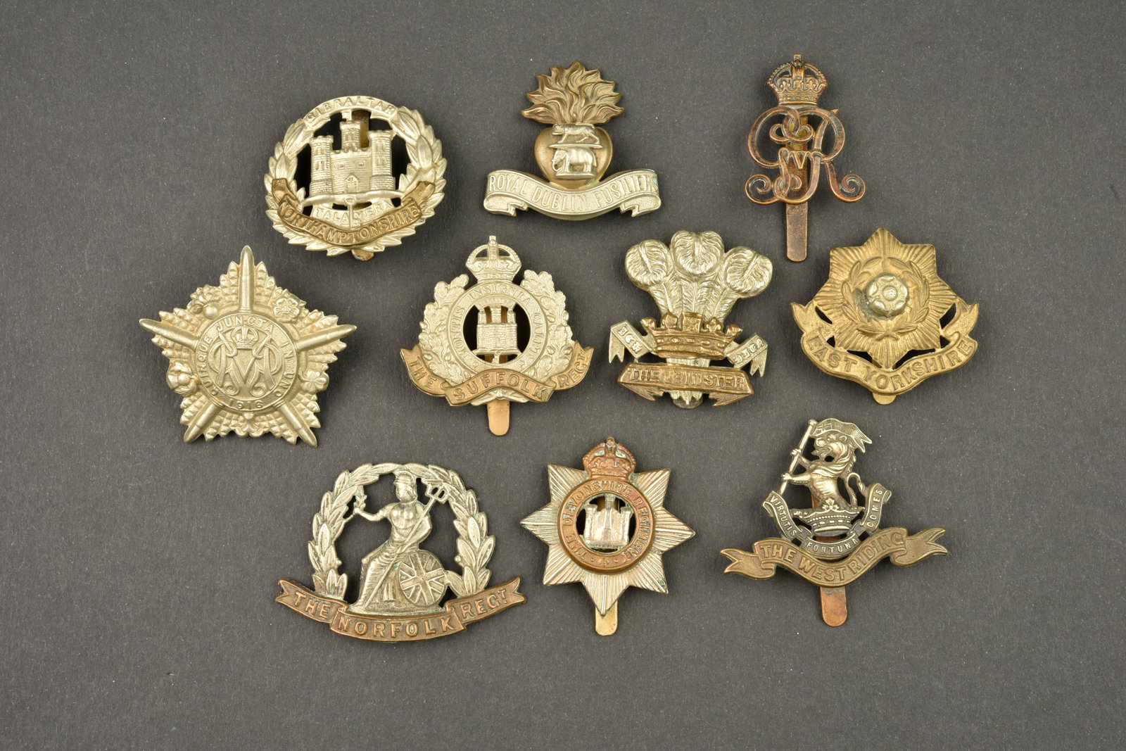 Lot de 10 insignes anglais. Lot of 10 British badges (1 of 2)