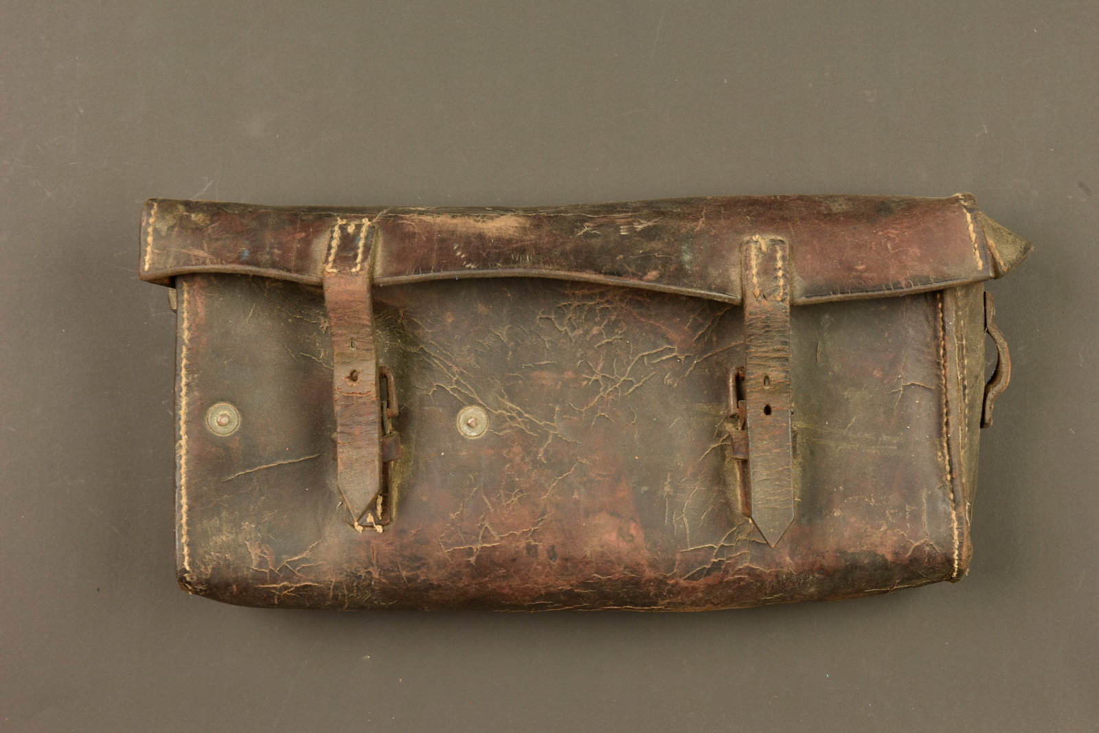 Sacoche cuir pour le trepied de secours de mitrailleuse Vickers. Leather carrying case for the spare (1 of 3)