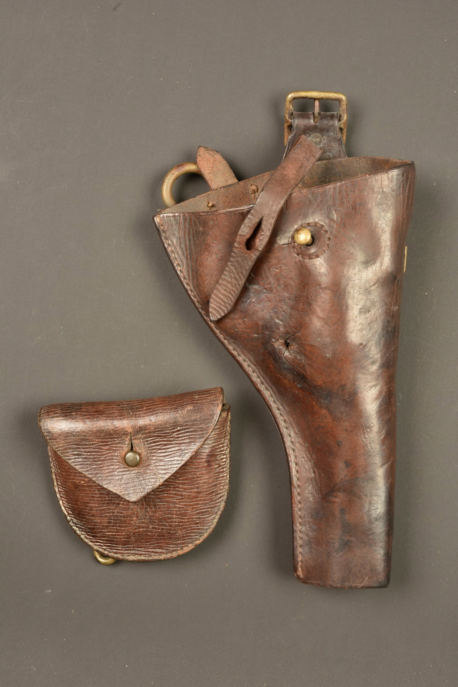 Etui et cartouchiere de Webley pour tankiste ou mitrailleur anglais. Webley holster and ammunition: Etui et cartouchiere de Webley pour tankiste ou mitrailleur anglais. Etui de revolver Webley en cuir pattern 1914. Etui ouvert avec sangle de maintien, en cuir fauve avec sanglons formant passants de 