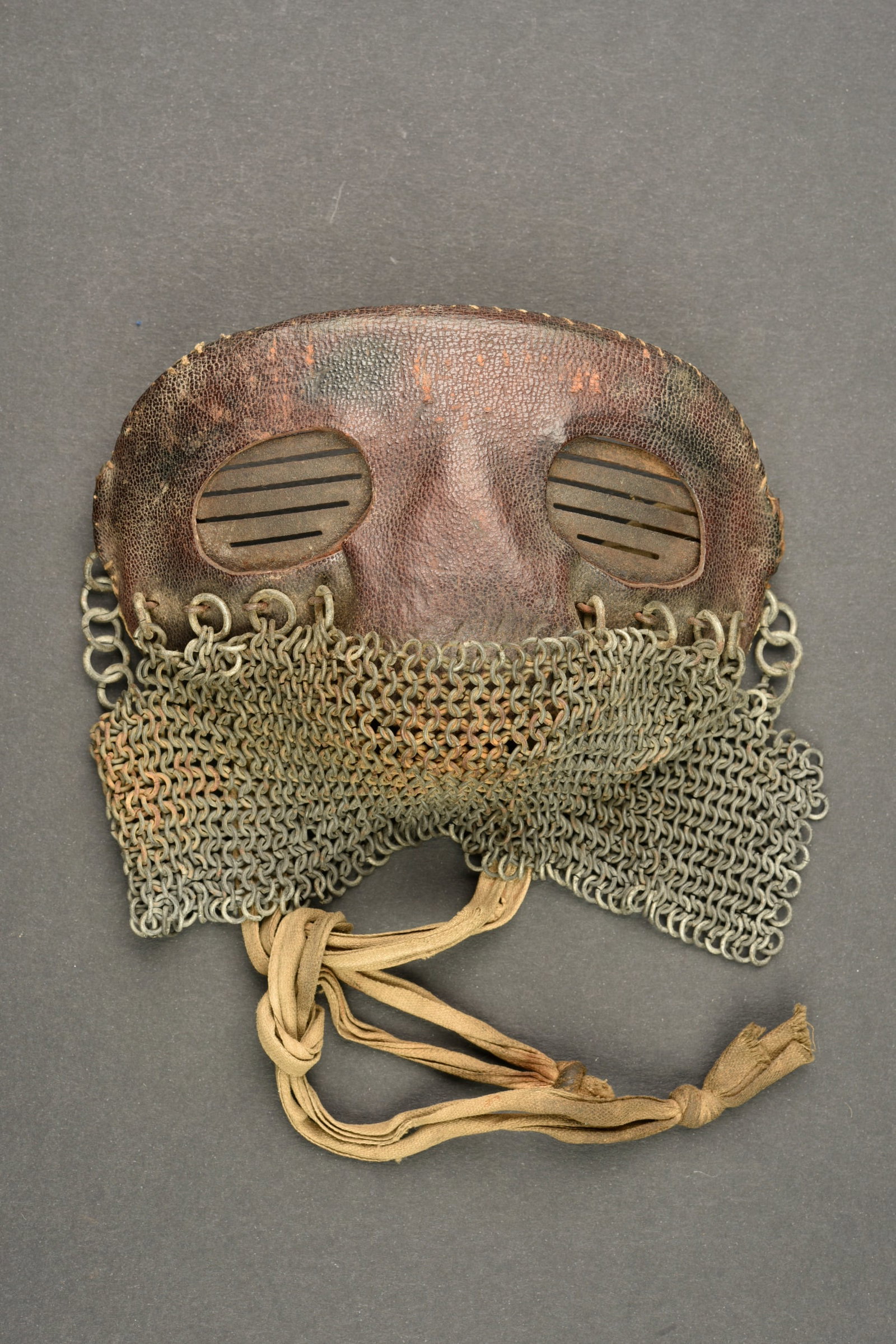 Masque pare eclats loup de tankiste anglais et francais. British and French splinter masks for tank: Masque pare eclats loup de tankiste anglais et francais. Bel at authentique loup de tankiste compose d une plaque de fer ajouree, gainee de cuir avec sa peau de chamois cote visage. Ces masques de fab