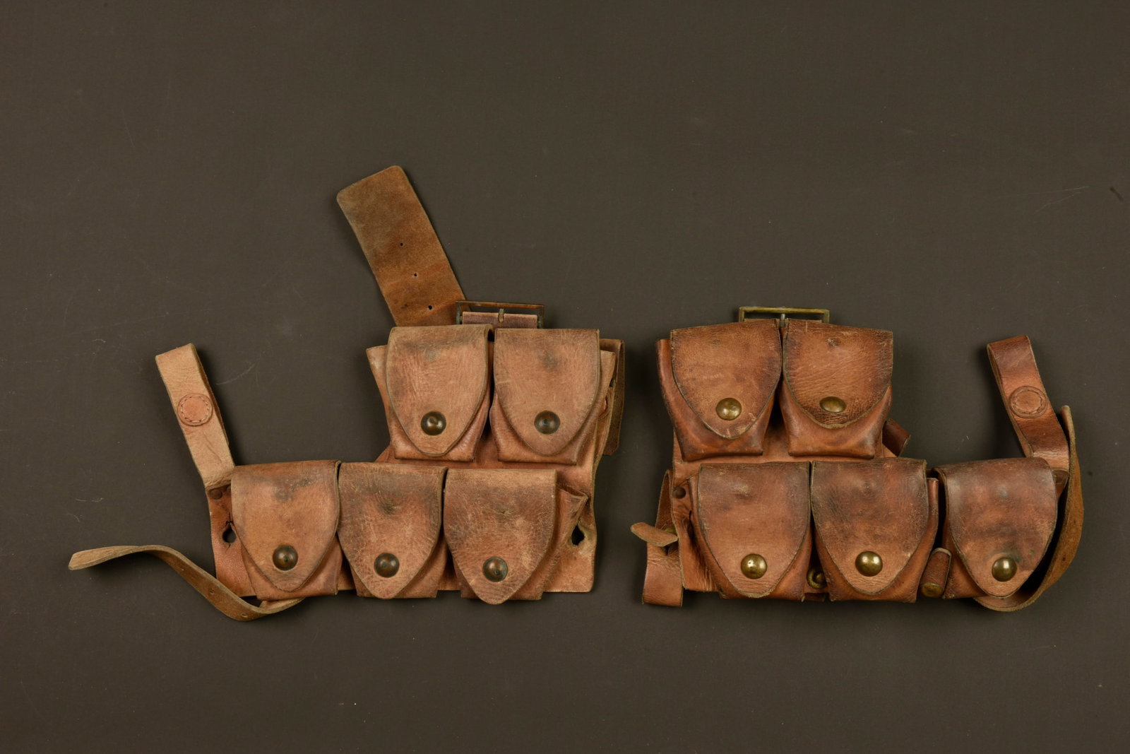 Paire de cartouchieres australiennes pattern 1915. Pair of Australian Pattern 1915 ammunition: Paire de cartouchieres australiennes pattern 1915. Cartouchieres gauche et droite, en cuir marron, modele a boutons pression, une du 5eme type, et une du 6eme type avec petites pattes de serrage au ce