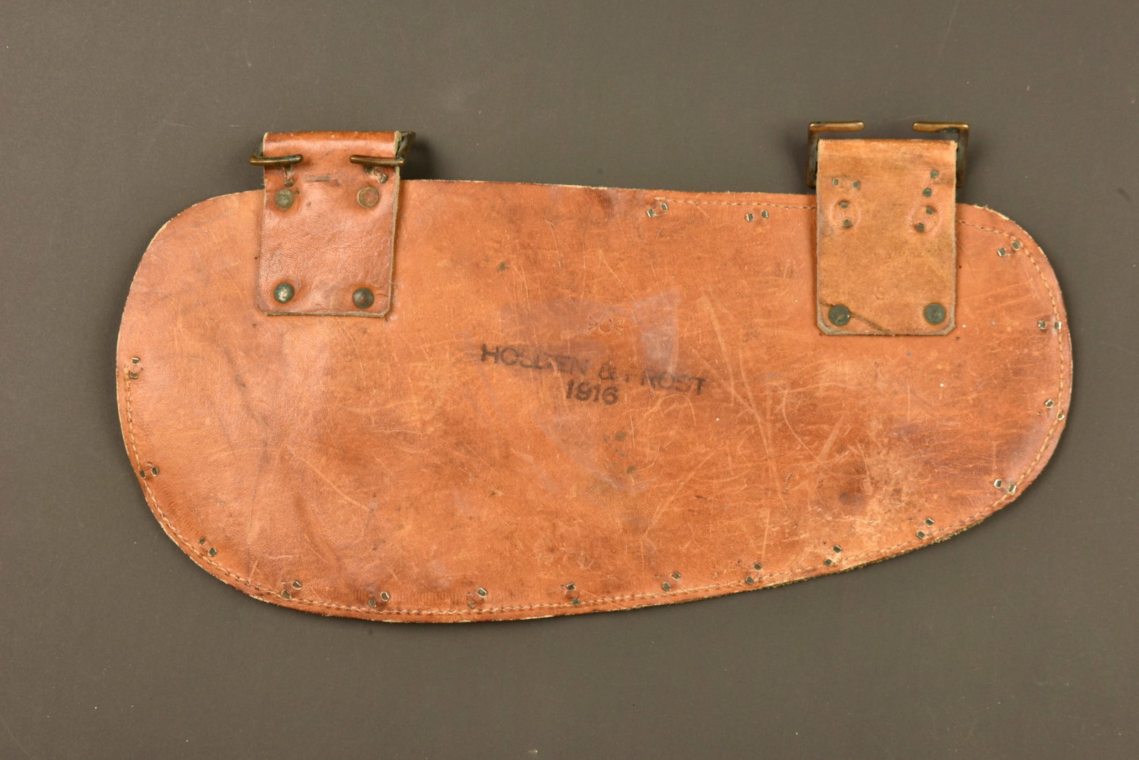 Banane porte outil individuel australien en cuir. Australian leather waist pouch for entrenching: Banane porte outil individuel australien en cuir. Porte fer de l outil individuel, en cuir pattern 1915, bien marque et date 1916. Cuir souple en bel etat, usure, patine. Australian leather waist pouc