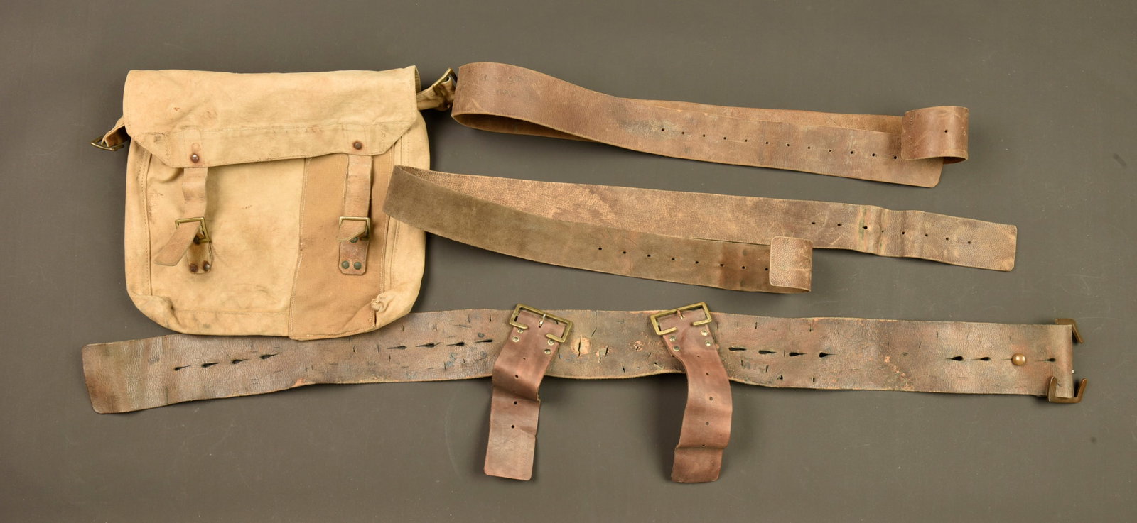 Ceinturon, bretelles et musette pattern 1915 australiens. Australian Pattern 1915 belt, braces and: Ceinturon, bretelles et musette pattern 1915 australiens. Ceinturon en cuir avec ses boucles et sangles, de nombreux trous qui indiquent qu il a servit de souvenir belt avec des insignes amis et ennem