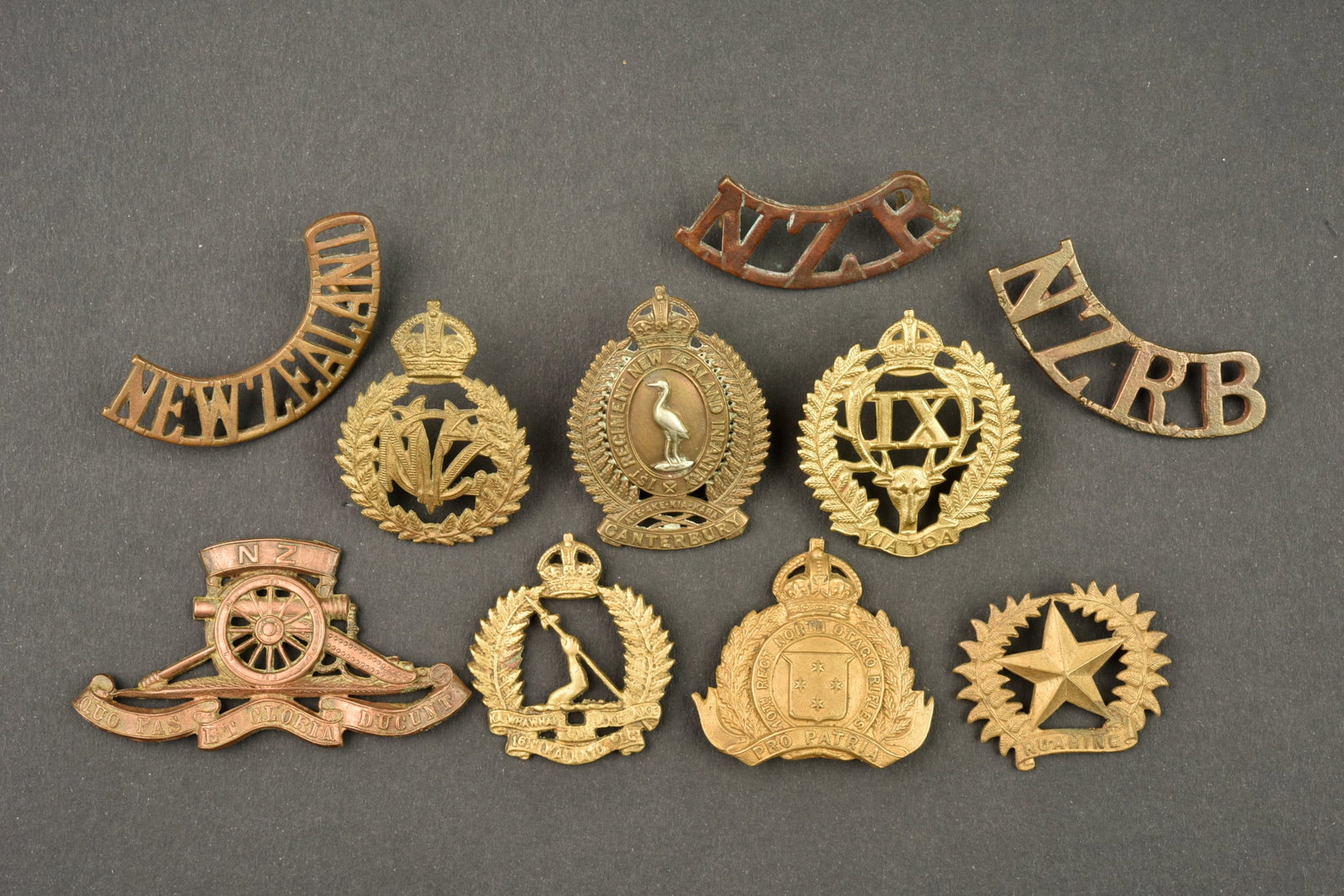 Lot de 10 badges New Zealand. Lot of 10 New Zealand badges: Lot de 10 badges New Zealand. 7 cap badge et 3 shoulder title. Diverses unites neo-zelandaises. Certains avec attaches manquantes. Usure d usage, patine. Lot of 10 New Zealand badges. Seven cap badges