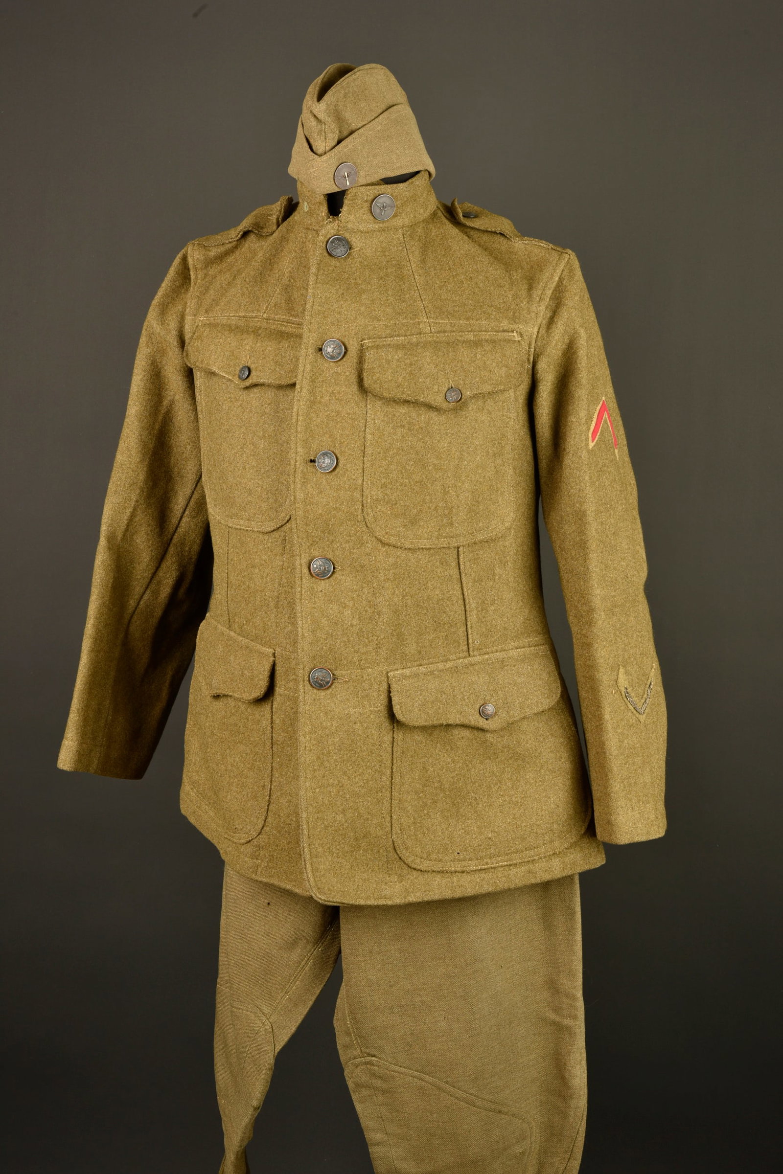 Uniforme americain aviation Air Service. American Air Service aviation uniform: Uniforme americain aviation. Veste, pantalon culotte et overseas cap. En laine kaki fonce, tres bel etat. Grade de private. Collar disk Air Service sur la veste et sur le bonnet de police. Bon etat. A