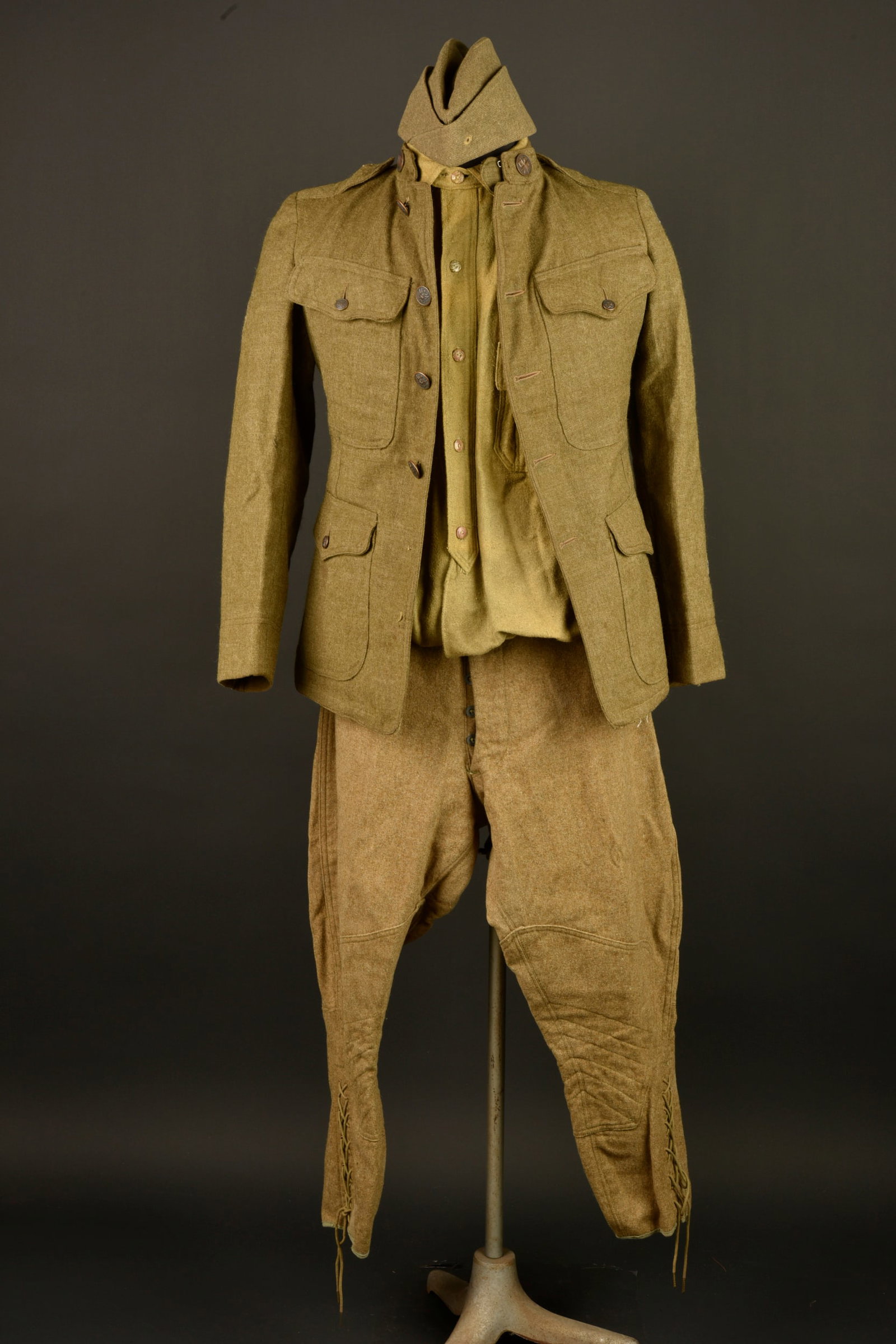 Uniforme americain Signal Corps. American Signal Corps uniform: Uniforme americain Signal Corps. Tunique kaki avec collar disk US et Signal, insigne de specialite Signal Corps, insigne Advanced Section. Chevron de demobilisation. Etiquette Siegel, contrat de 1917,