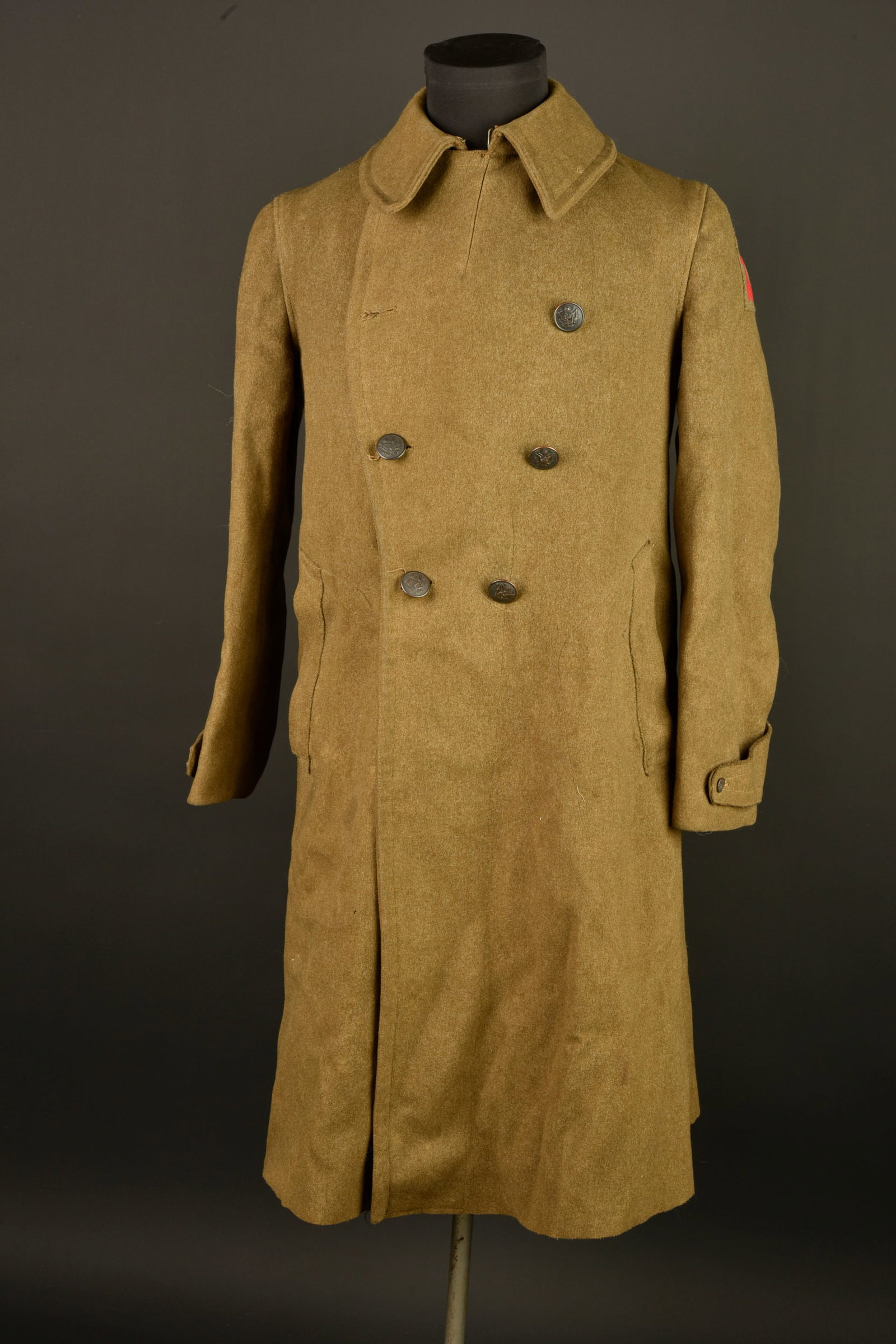 Capote americaine de la 32nd Infantry Division. American greatcoat of the 32nd Infantry Division: Capote americaine de la 32nd Infantry Division. Capote en fort drap de laine kaki, a 2 rangees de 4 boutons, un manquant. Pattes de serrage aux manches. Insigne de la 32 DI sur le haut de manche gauch