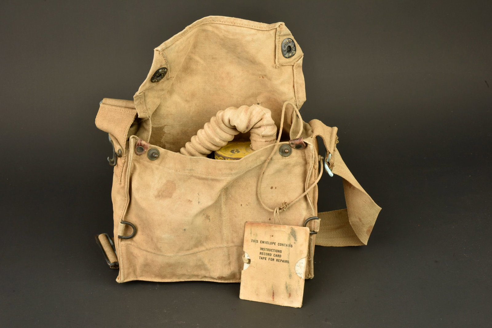 Masque anti-gaz americain. American gas mask: Masque anti-gaz americain. Masque de fabrication americaine, avec son tuyau non casse, sa cartouche filtrante et sa notice. Dans leur sacoche en toile avec bretelle et un nom stencil a l arriere avec 