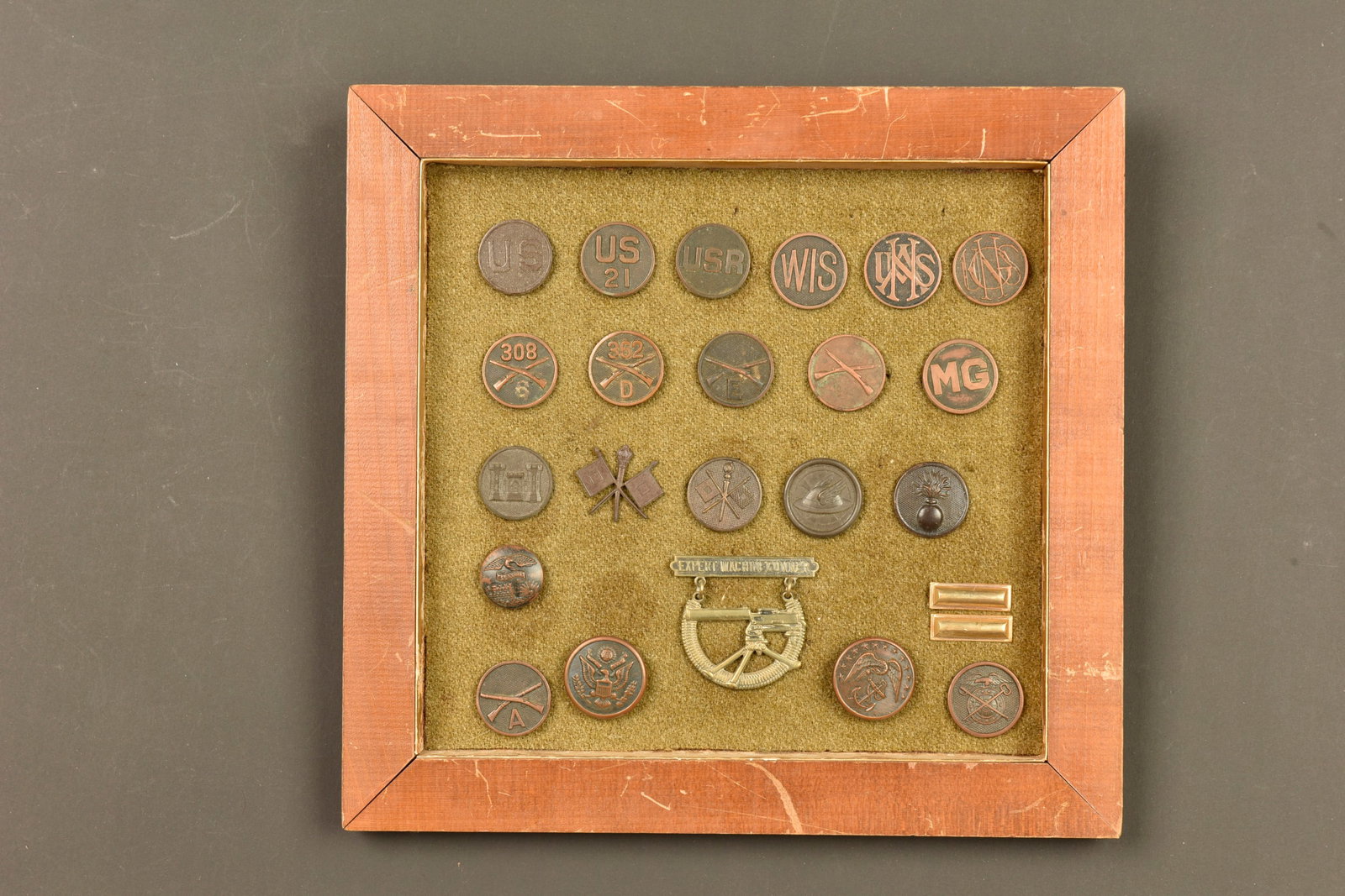 Cadre avec disques de col et insignes americains. Frame with American collar discs and insignia: Cadre avec disques de col et insignes americains. Petit encadrement comprenant 18 insignes de col dont disques d etats, 308th et 362nd Infantry, 3 boutons dont un USMC, un insigne de specialiste mitra