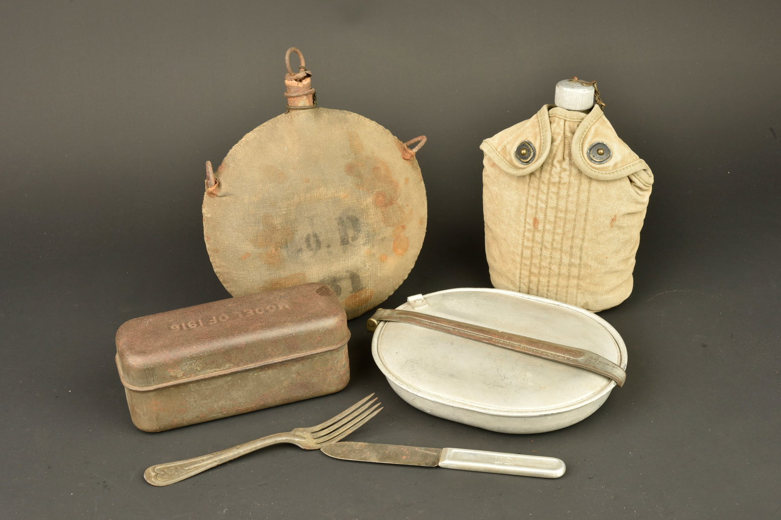 Ensemble de bidons et gamelle US. Group of US canteens and mess tin: Ensemble de bidons et gamelle US. Lot compose d un bidon aluminium avec son bouchon, dans une housse toile doublee de feutrine, marquage au dessous, un bidon rond avec son bouchon et sa housse en toil