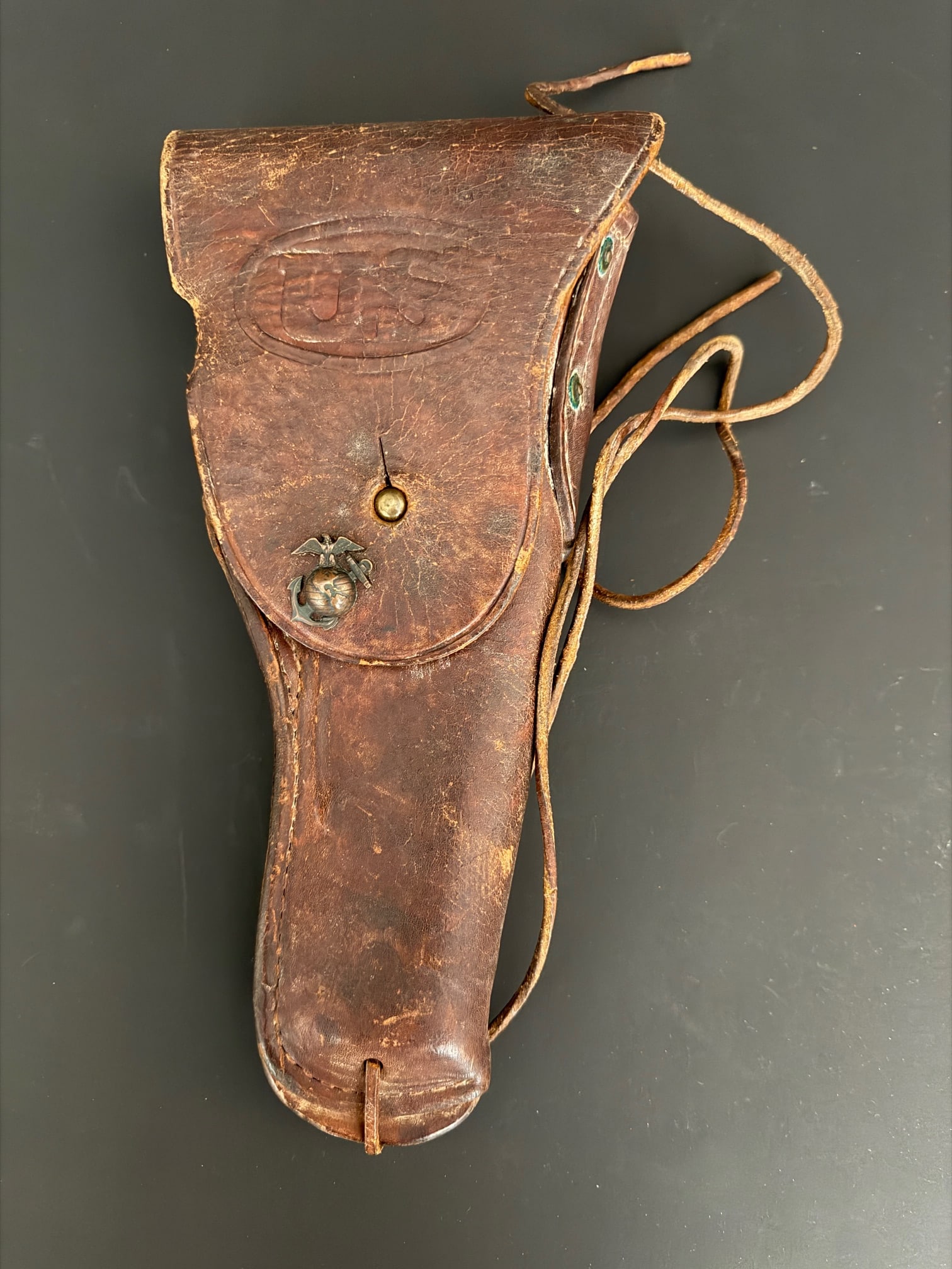 Etui de Colt M1911 US avec insigne USMC. US Colt M1911 holster with USMC insignia (1 of 4)
