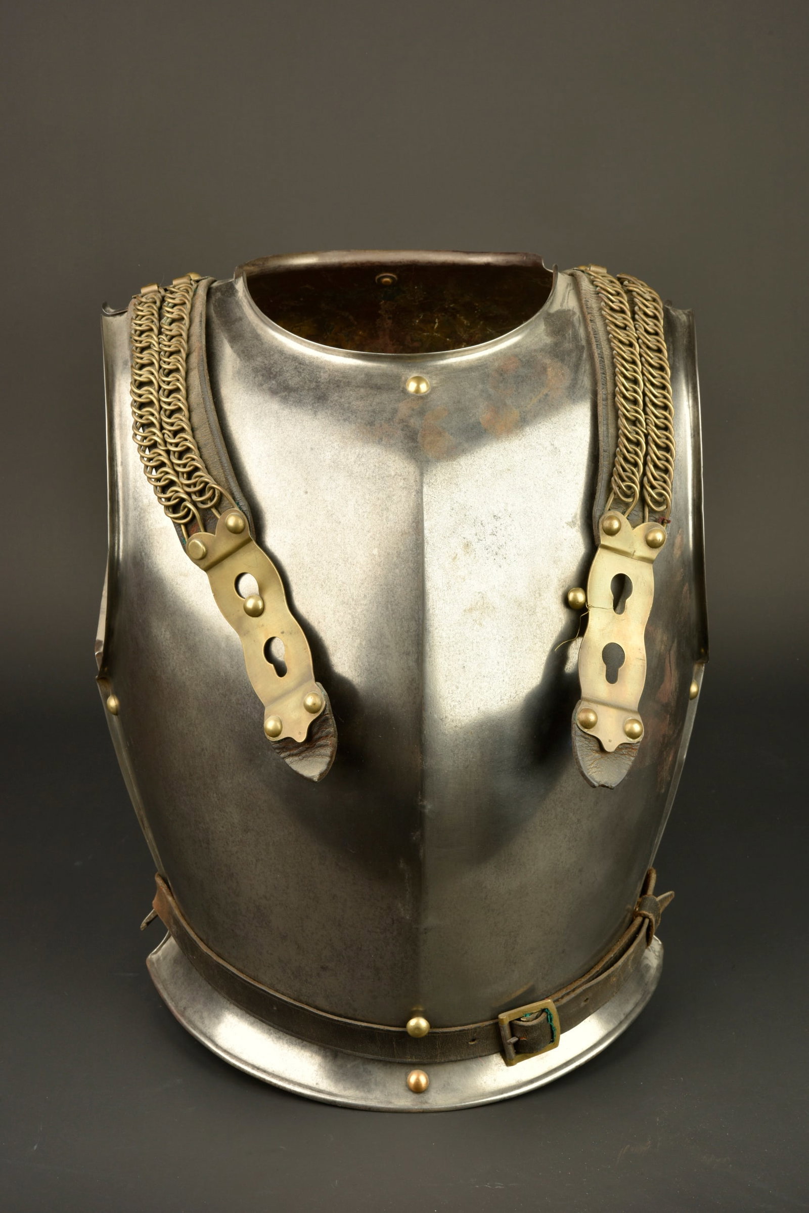 Cuirasse de cuirassier troupe 1858. Troop cuirassier breastplate 1858: Cuirasse de cuirassier troupe 1858. Cuirasse en acier, plastron avant garni de tous ses rivets en laiton et possedant le marquage Manufacture Imperiale de Chatellerault juin 1864, 1ere taille, 2eme