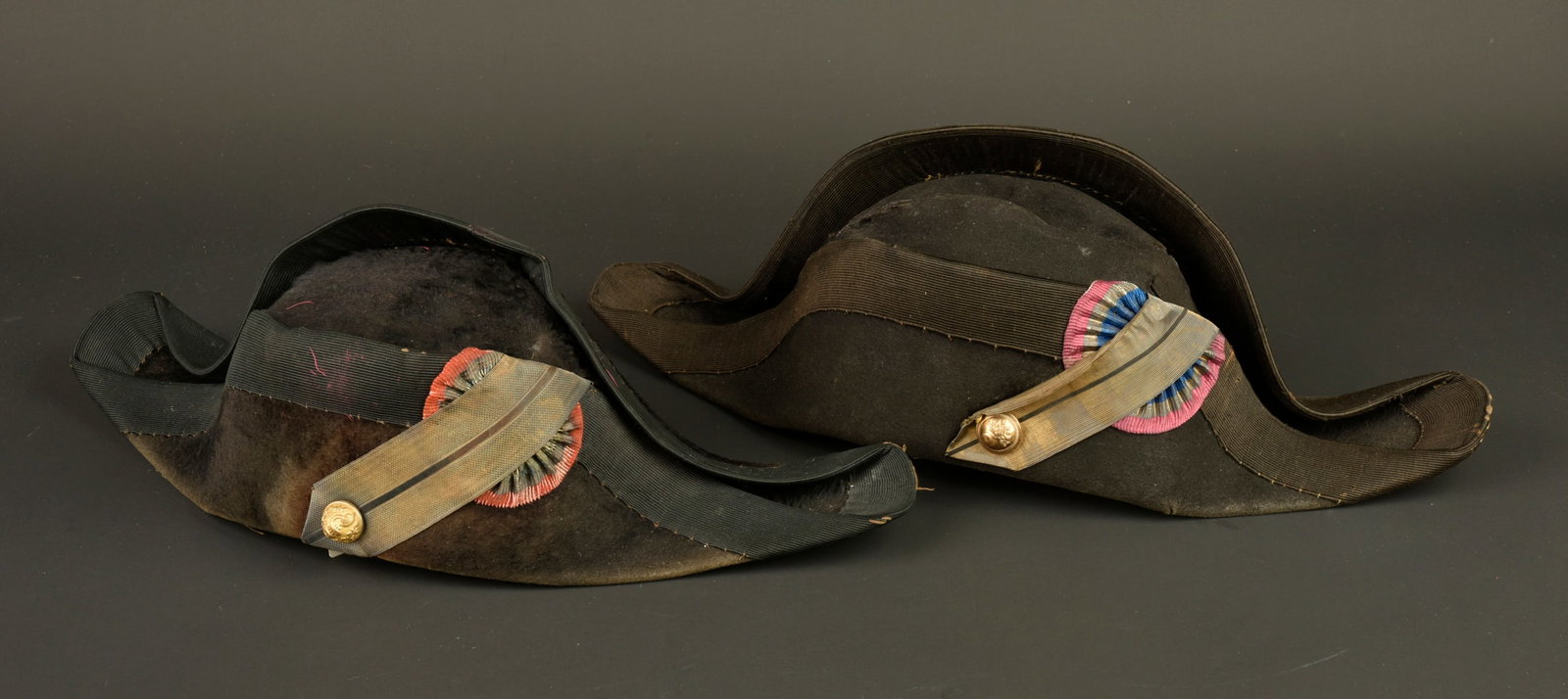 Ensemble de bicornes. Group of bicornes: Ensemble de bicornes. Comprenant un bicorne du service de sante en feutre taupe noir, ganse doree retenue par un bouton du service de sante et maintenant une cocarde tissee tricolore. Bandeau de