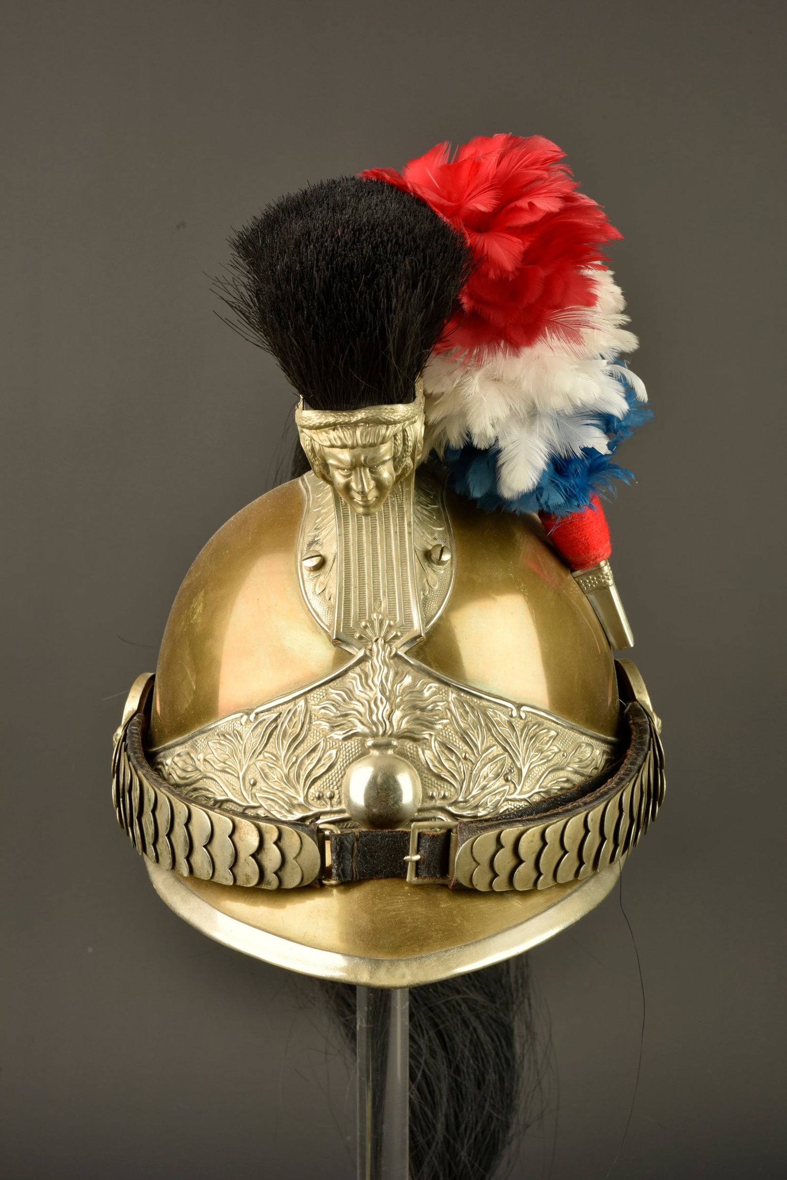 Casque de gendarme a cheval 1912. Mounted gendarme helmet 1912: Casque de gendarme a cheval 1912. Bombe en laiton, plaque, joncs, porte plumet et cimier sont en maillechort. Le cimier est pourvu d une brosse chenille en crins noirs ainsi que d une criniere.