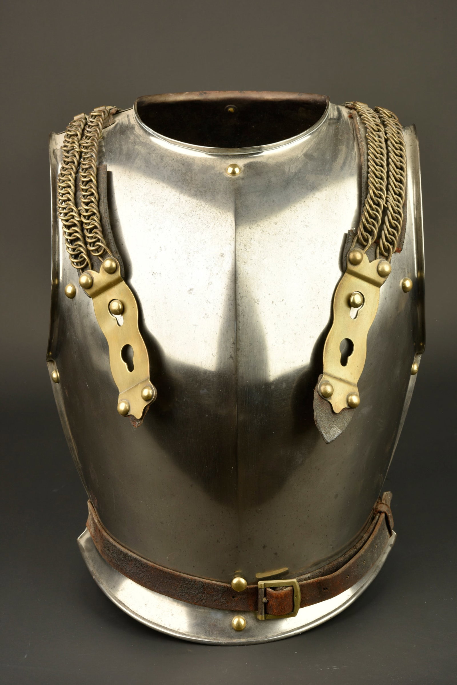 Cuirasse de cuirassier troupe 1858. Troop cuirassier breastplate 1858: Cuirasse de cuirassier troupe 1858. Cuirasse en acier, plastron avant garni de tous ses rivets en laiton et possedant le marquage de la Manufacture Imperiale de Chatellerault mars 1860, 3eme taille,