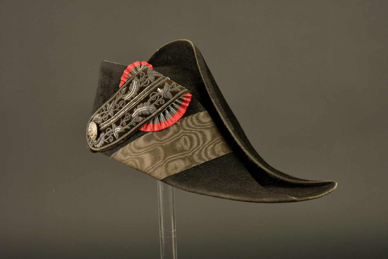 Bicorne Second Empire Administration des prisons. Second Empire prison administration bicorne: Bicorne Second Empire Administration des prisons. En feutre taupe noir, ganse en velours rehaussee de broderies au motif de feuilles de chene brodee en cannetille argentee, retenue par un bouton a l