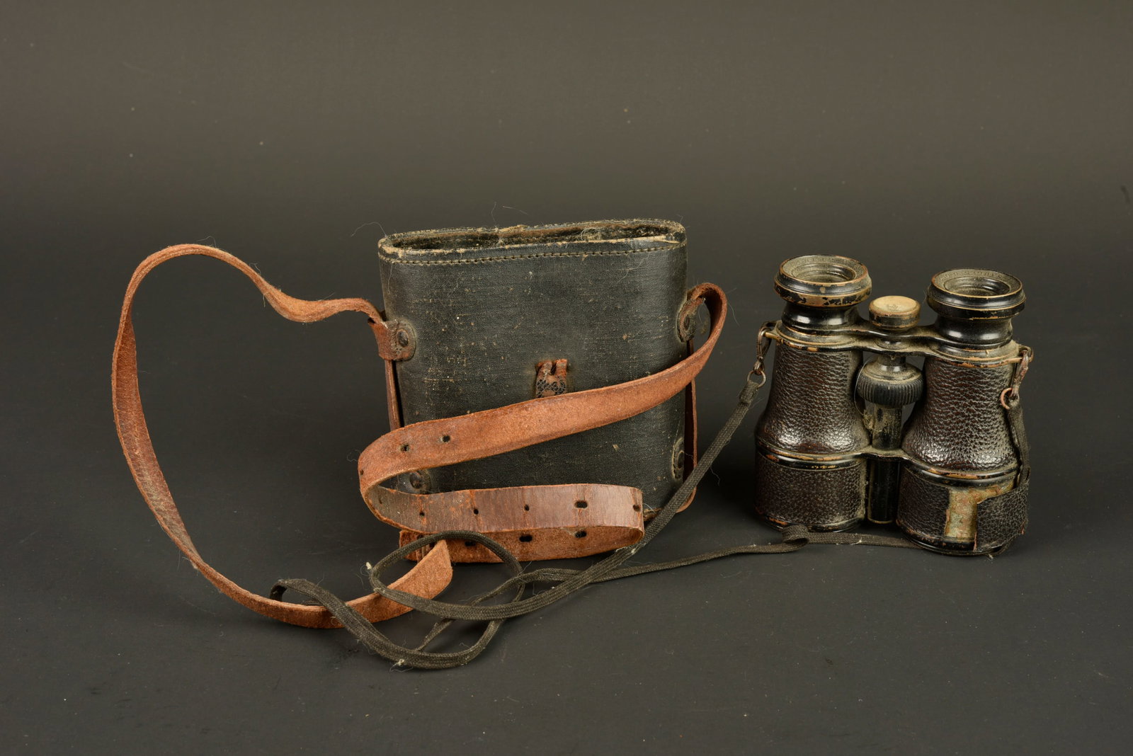 Jumelles francaise. French binoculars.: Jumelles francaise. Revetement en bon etat. La sangle de transport en toile est complete. Boussole fonctionnelle integre entre les optiques. Sans marquages visibles. Optiques claires. Housse