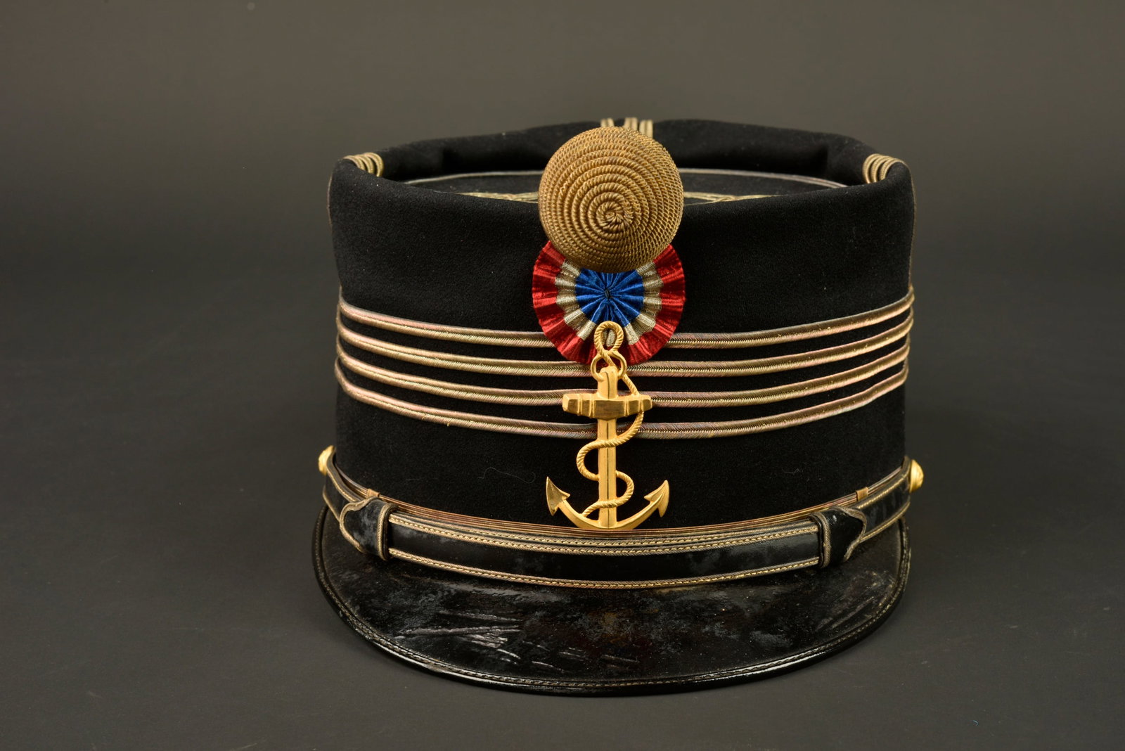 Kepi de commandant 1886. Commanding officer kepi 1886: Kepi de commandant 1886. Entierement confectionne en drap noir, galons de commandant montes d origine, ancre metallique rapportee, cocarde tricolore tissee. Pompon spherique en cannetille tressee,