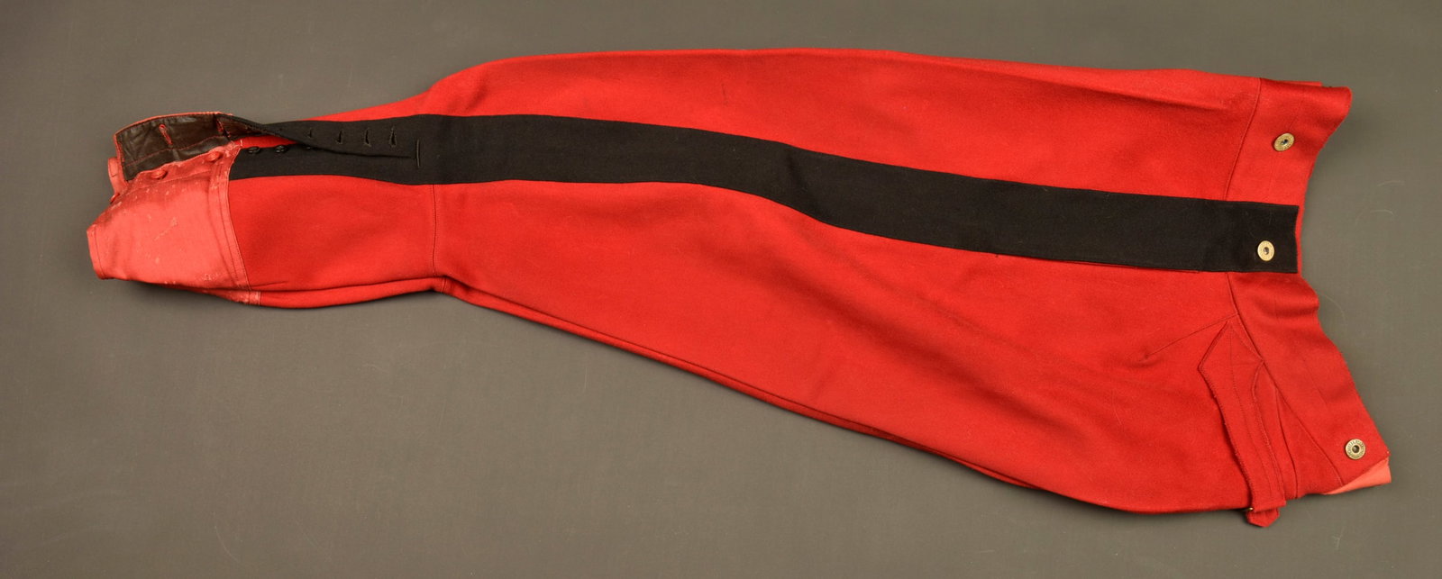 Culotte d officier infanterie 1888. Infantry officer’s breeches model 1888.: Culotte d officier infanterie 1888. Confectionne en drap garance, larges bandes noires de 5,5cm, manchettes en fin tissu garance se fermant a l aide de neuf boutons tous presents. Doublure en coton