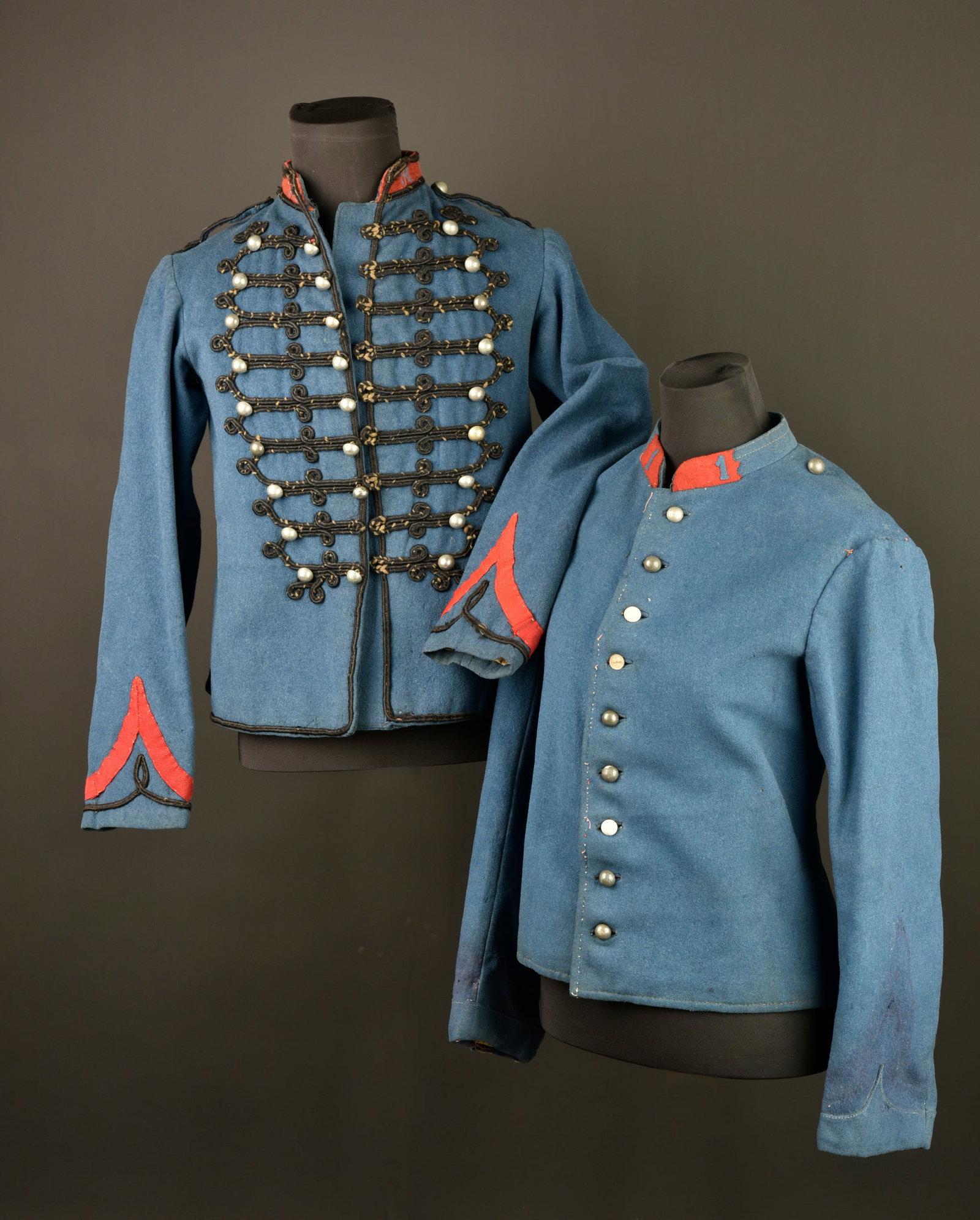 Veste et dolman chasseur a cheval. Jacket and dolman of a Chasseur a Cheval.: Veste et dolman chasseur a cheval. Veste modele 1879 confectionnee en drap troupe de couleur bleu de ciel et se fermant par neuf boutons dont certains accidentes, pattes de col portant initialement