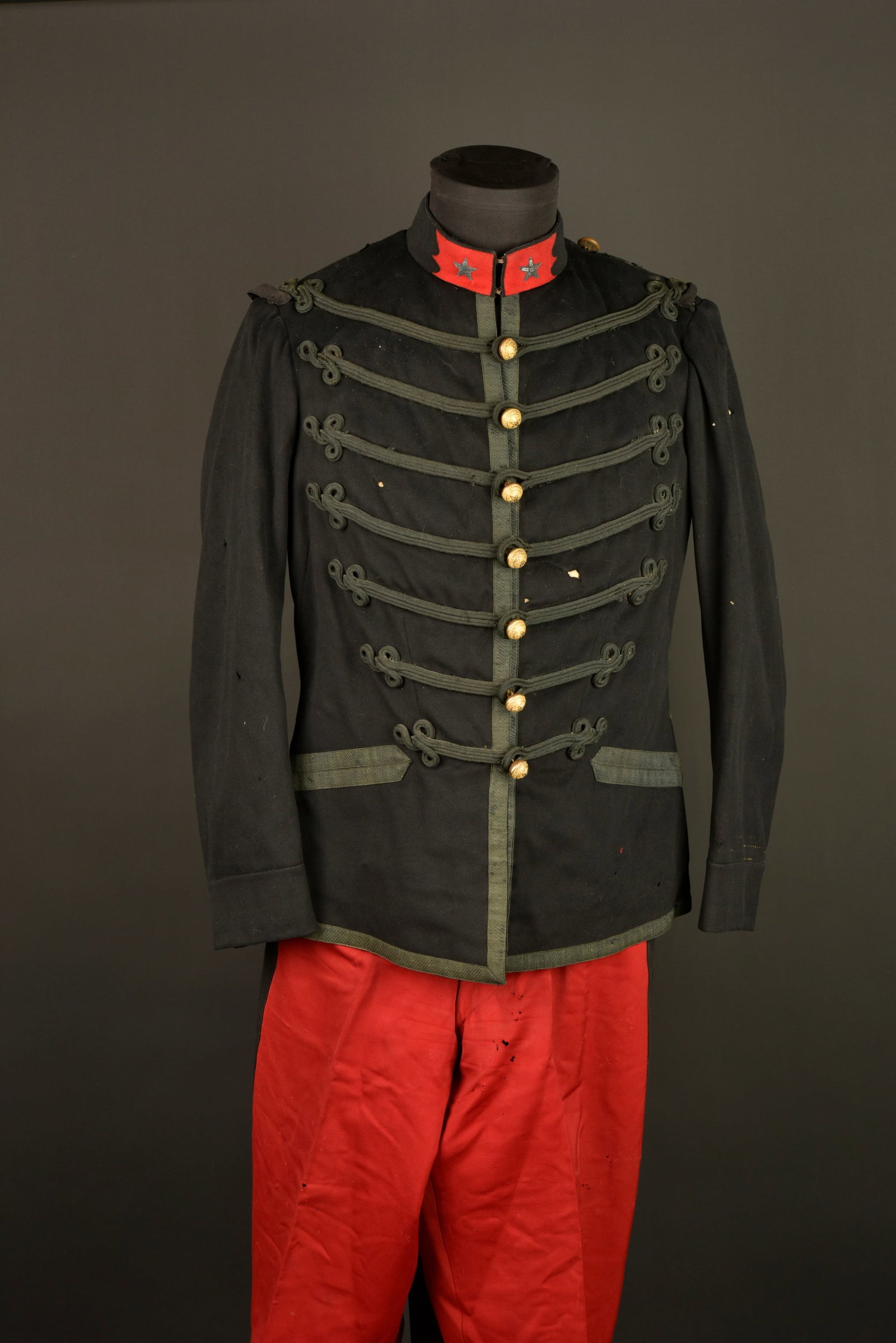 Ensemble Intendance. Intendance grouping.: Ensemble Intendance. Dolman d officier d intendance en drap noir lisse modele 1882 possedant sept brandebourgs et se fermant par sept boutons frappes Bureau de l Intendance Militaire. Pattes de col