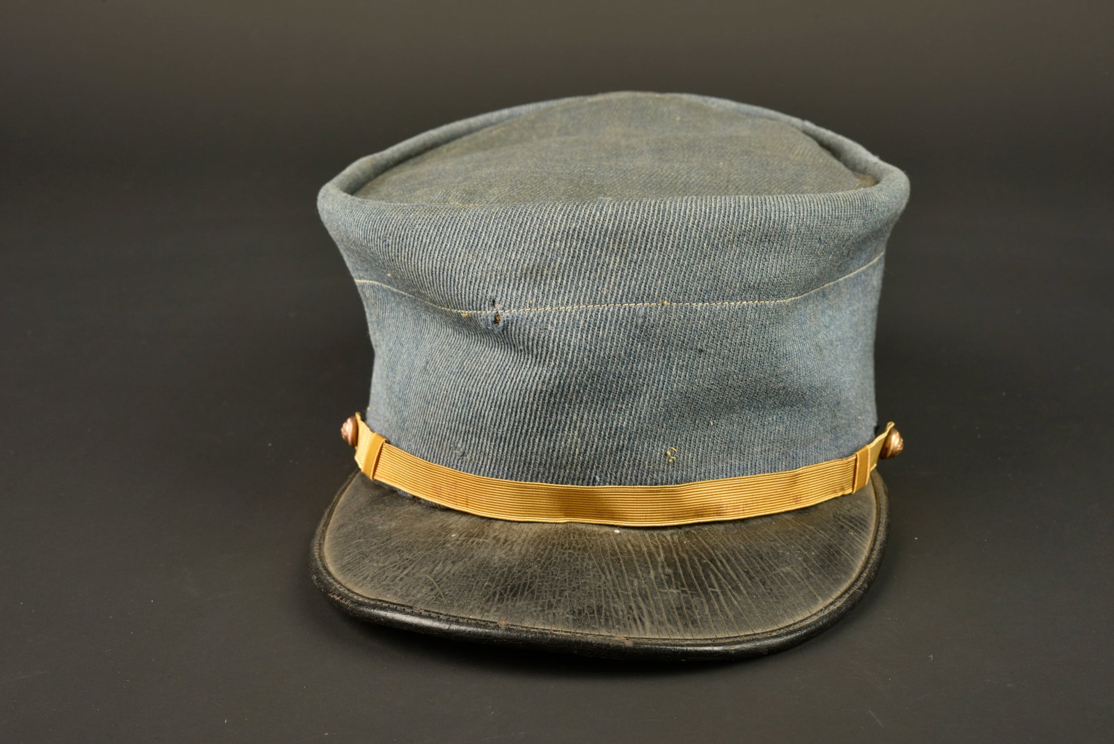 Kepi bleu horizon. Blue horizon kepi.: Kepi bleu horizon. Fabrication par un maitre tailleur en drap peigne bleu horizon, fausse jugulaire doree retenue par deux boutons d infanterie dores. Visiere en cuir souple, jonc en cuir, visiere por