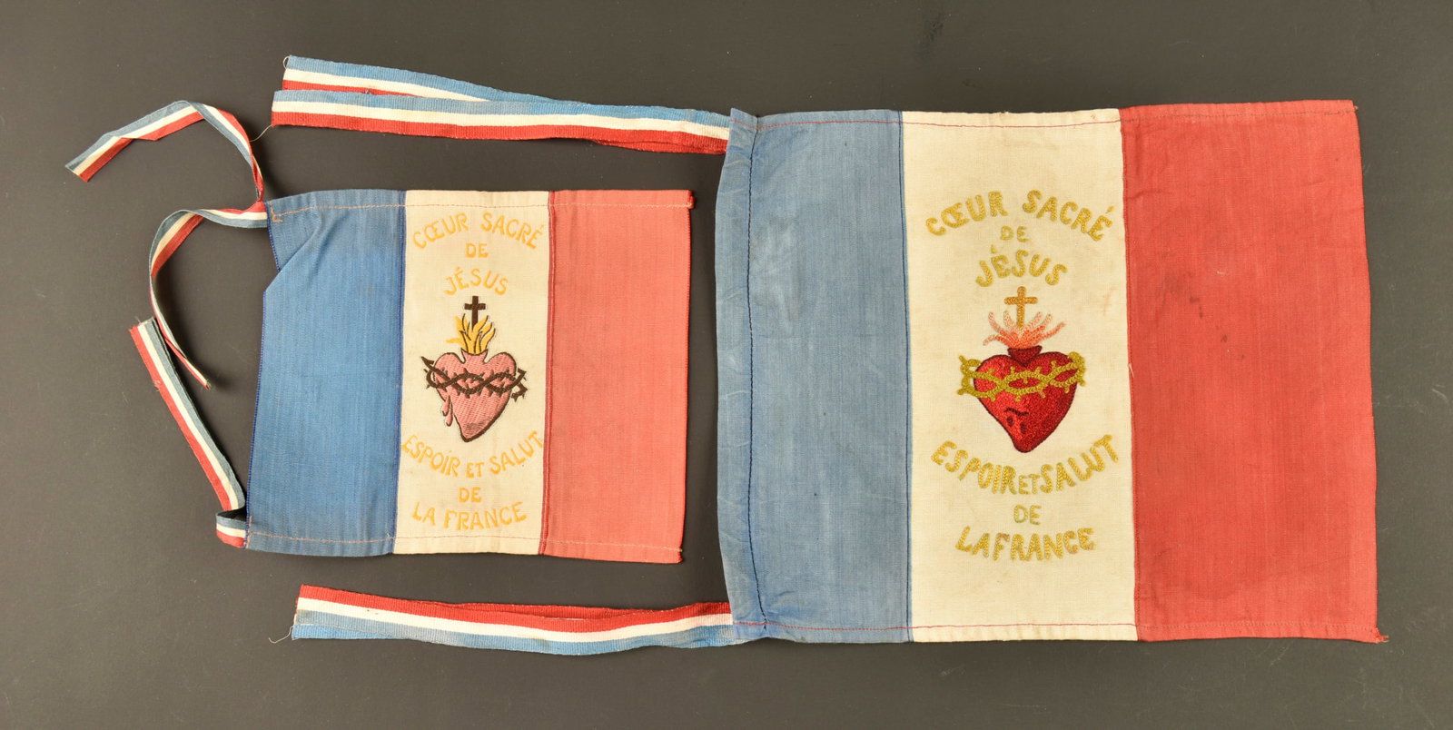 Fanions Cœur Sacre de Jesus. Sacred Heart of Jesus pennants.: Fanions Cœur Sacre de Jesus. Comprenant un fanion tricolore monoface portant en son centre la mention brodee Cœur Sacre de Jesus Espoir et Salut de la France, deux flots tricolores cousus a l arrier