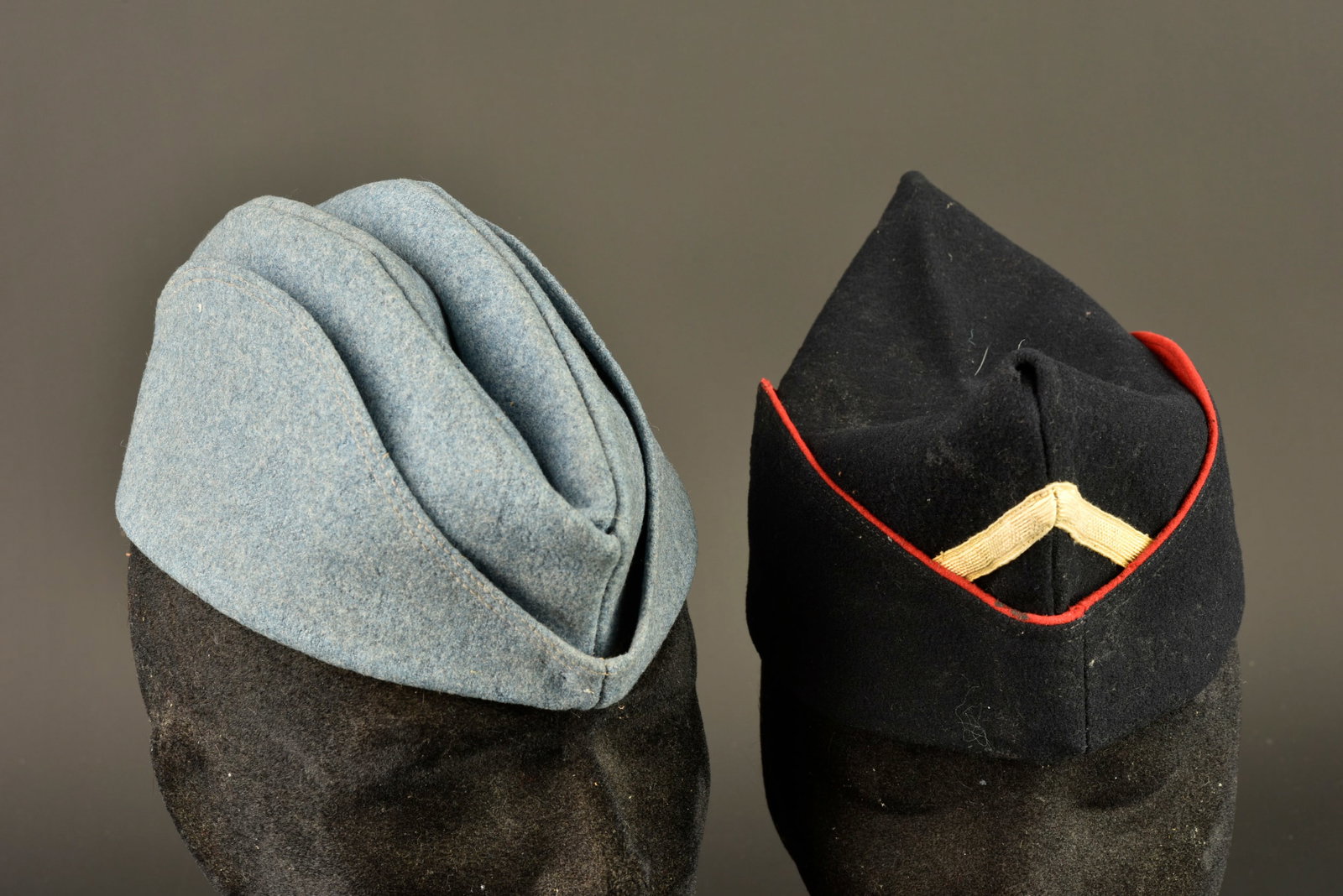 Ensemble de bonnets de police. Group of side caps.: Ensemble de bonnets de police. Comprenant un bonnet de police modele 1891 confectionne en drap bleu horizon, doublure ecrue possedant le tampon de taille 55 ainsi que la mention manuscrite Perrot Cap 