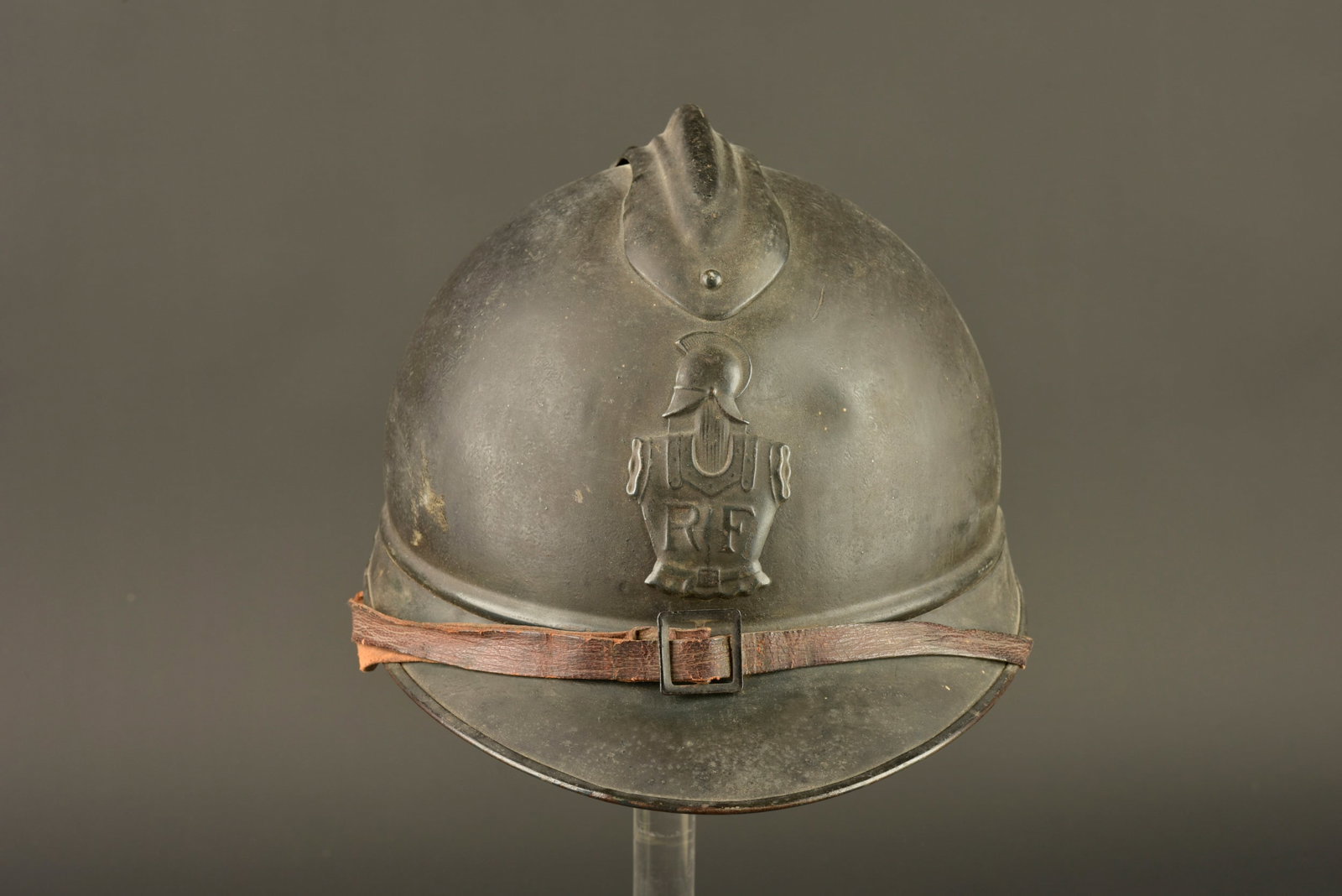 Casque Adrian 1915 Genie. Model 1915 Adrian helmet for Engineers.: Casque Adrian 1915 Genie. Casque modele 1915 en peinture mate foncee, attribut du genie modele 1915. Coiffe en cuir du premier type a sept dents de loup, bandeau en laine de recuperation grise, quatre