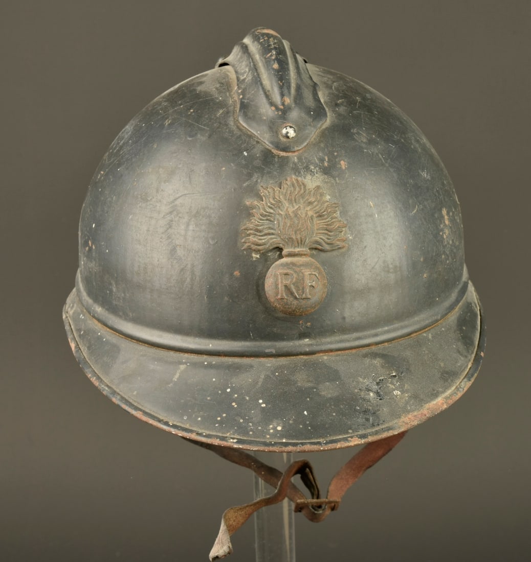 Casque Adrian 1915 infanterie. Model 1915 Adrian helmet for infantry.: Casque Adrian 1915 infanterie. Casque modele 1915, peinture bleu horizon recouverte d une couche plus foncee appliquee au pinceau. Attribut modele 1915 d infanterie, coiffe du premier type en cuir fau