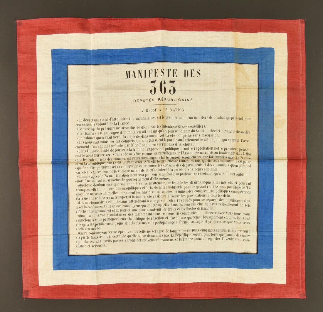 Carre de soie du manifeste des 363 deputes. Silk square of the Manifesto of the 363 Deputies.: Carre de soie du manifeste des 363 deputes. Carre de soie tricolore rappelant le manifeste des 363 deputes republicains et s adressant a la nation le 18 mai 1877. Dimensions 42x41cm. Couleurs vives, p