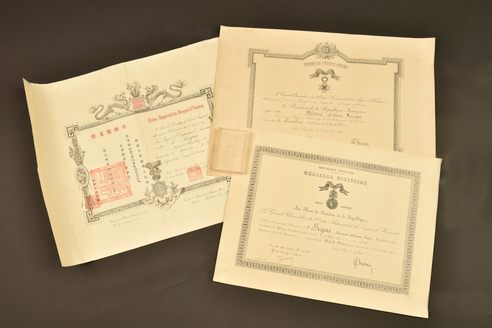 Ensemble de diplomes etrangers. Group of foreign diplomas.: Ensemble de diplomes etrangers. Comprenant les diplomes de l adjudant Begue, chevalier de l ordre noir du Benin decerne le 13 decembre 1930 lorsqu il etait au depot des isoles coloniaux de Dakkar. Ord