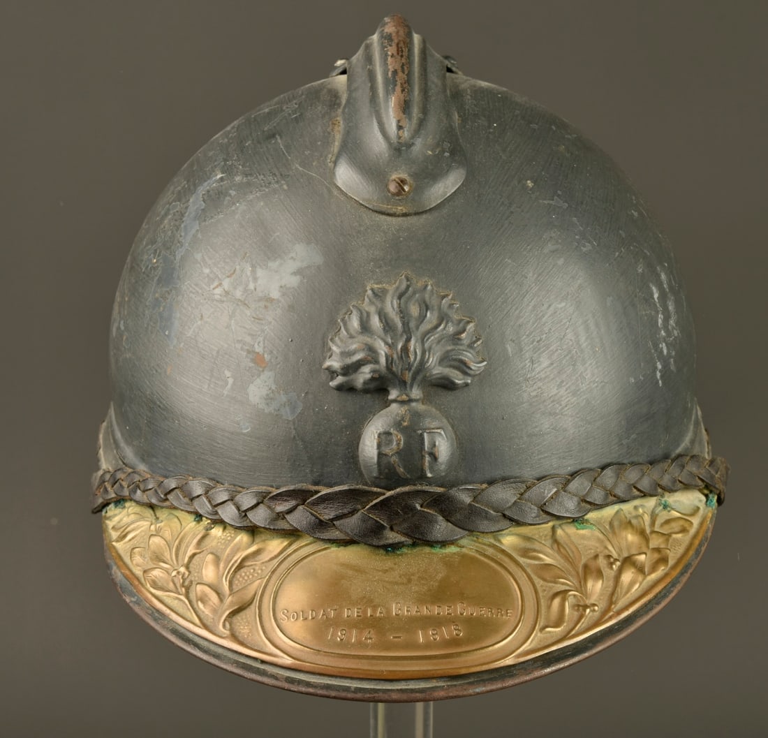 Casque Adrian 1915 officier d infanterie. Model 1915 Adrian helmet for infantry officer.: Casque Adrian 1915 officier d infanterie. Casque modele 1915 en peinture bleu horizon d usine recouverte au cours de la guerre par une seconde couche plus foncee appliquee au pinceau. Attribut modele 