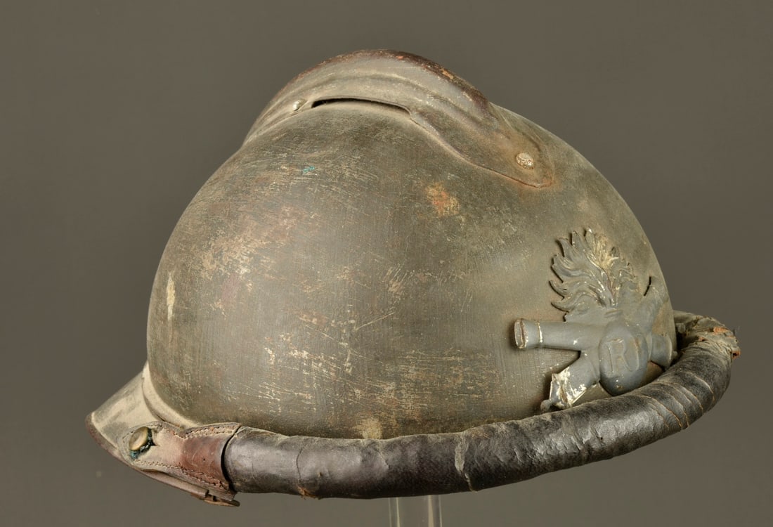Casque Adrian artillerie speciale 1918. Model 1918 Adrian helmet for special artillery.: Casque Adrian artillerie speciale 1918. Casque modele 1915 d artillerie, attribut modele 1915, dont la visiere a ete coupee afin d y adapter un bourrelet de cuir retenu lateralement par des rivets en 