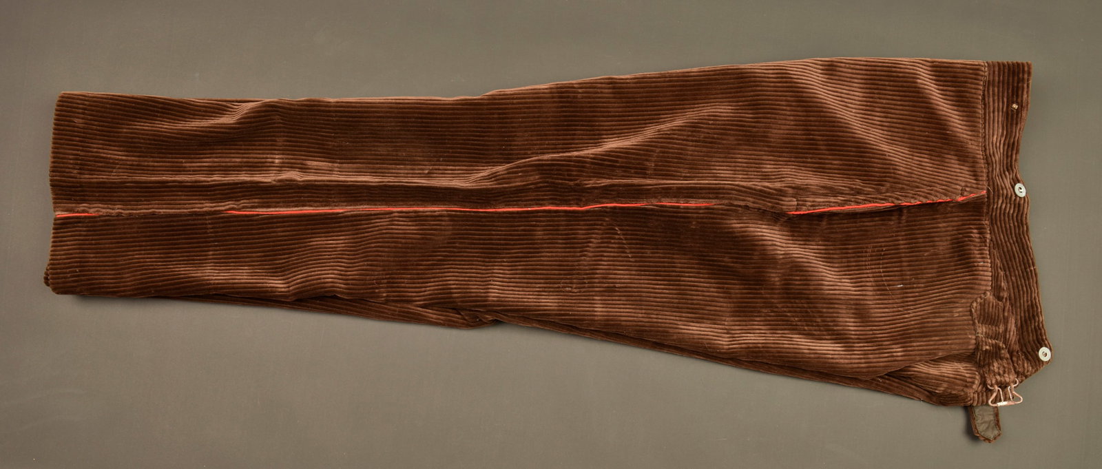 Culotte ersatz artillerie 1917. Ersatz artillery breeches 1917.: Culotte ersatz artillerie 1917. Confectionnee en velours marron, passepoil ecarlate de l artillerie, boutons en aluminium frappes Equipements Militaires. Doublure en coton ecru possedant le tampon du 