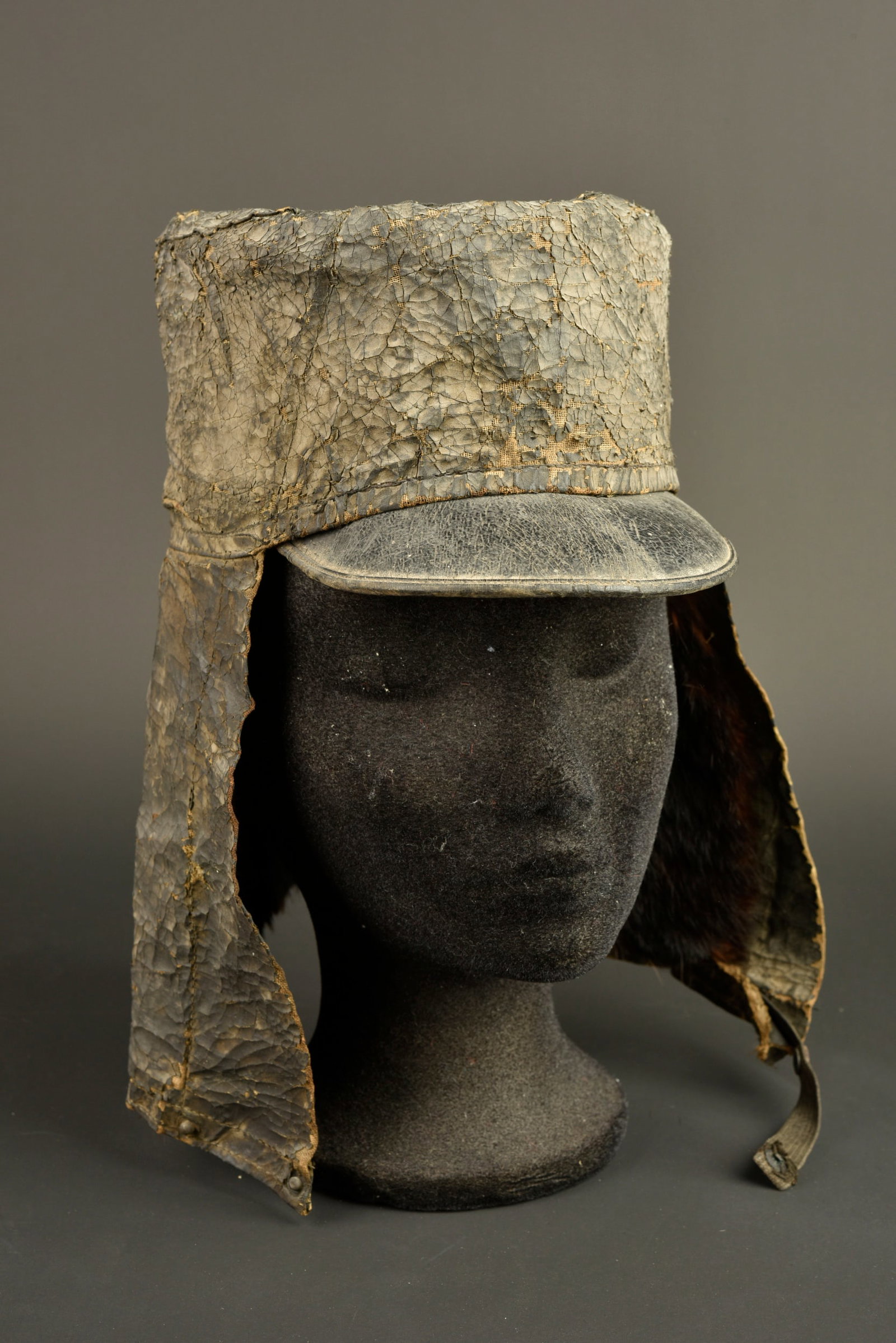 Kepi et couvre kepi fourre. Kepi with fur cover. (1 of 16)