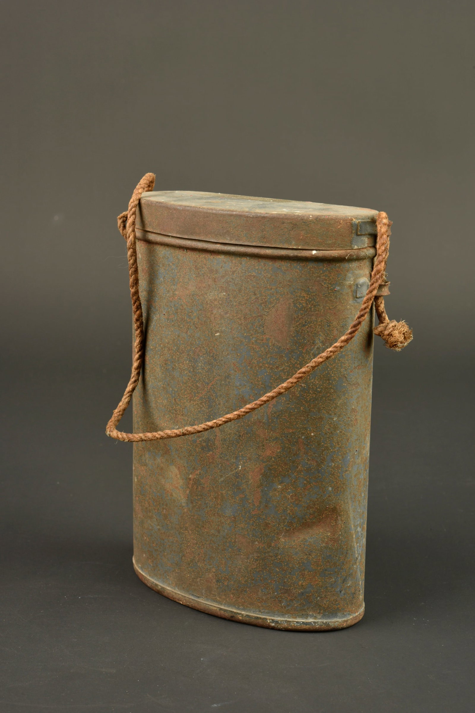 Boite de masque anti gaz M2. M2 gas mask case.: Boite de masque anti gaz M2. Modele dit haricot, en fer etame possedant 80% de sa peinture bleu horizon. Petite cordelette toujours presente. M2 gas mask case. So-called “bean” type in tinned 