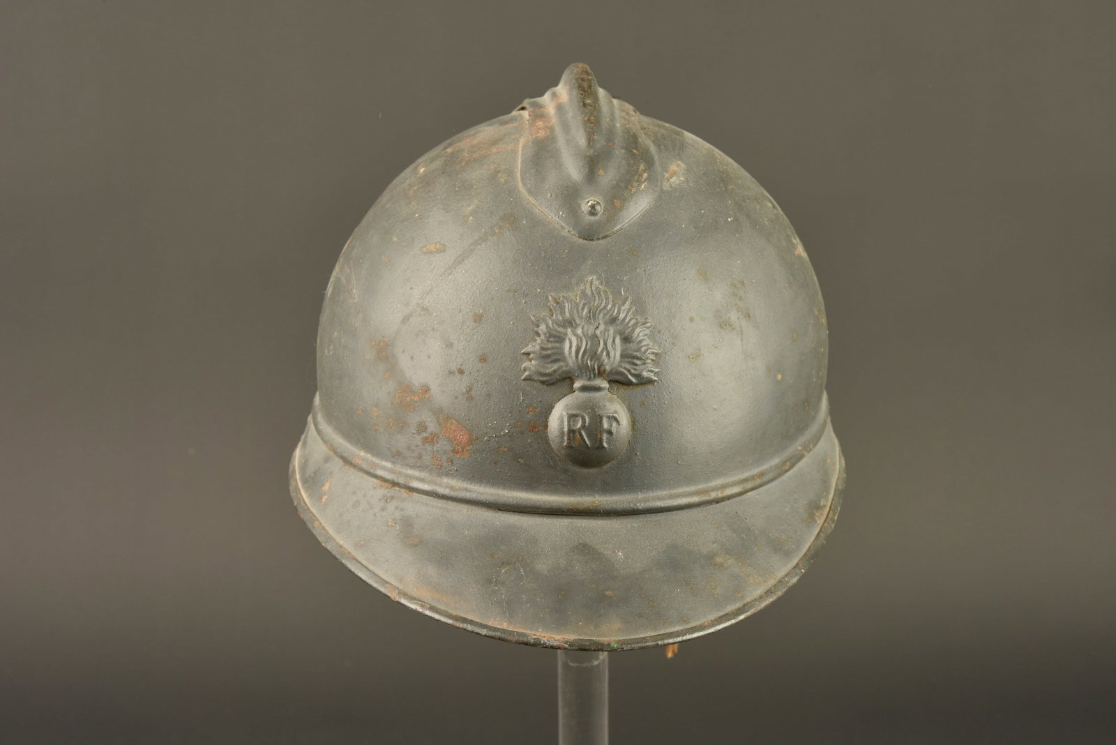 Casque Adrian 1915 infanterie. Model 1915 Adrian helmet for infantry.: Casque Adrian 1915 infanterie. Casque modele 1915 possedant sa peinture bleu horizon d usine a plus de 80%, attribut modele 1915 de l infanterie. Coiffe en cuir du premier type en cuir noir a sept den