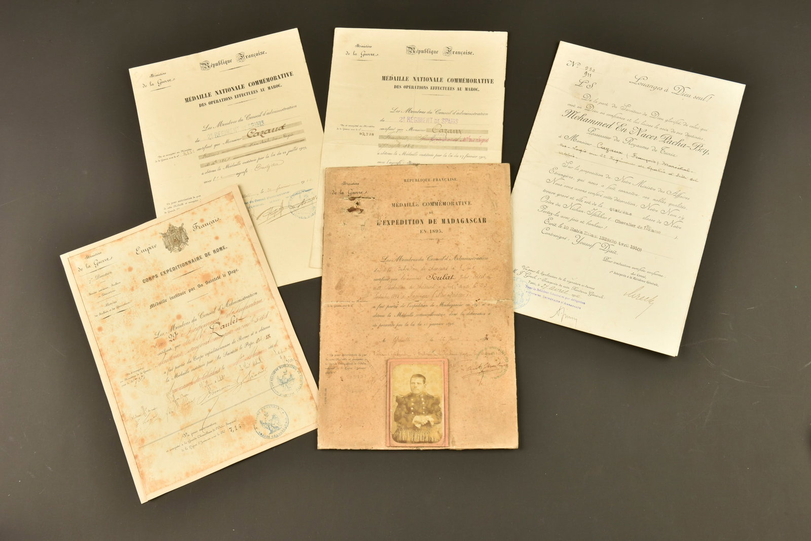 Ensemble de diplomes. Group of diplomas.: Ensemble de diplomes. Comprenant un diplome de la medaille du corps expeditionnaire de Rome pour le sergent major Raulet du 29eme RI le 1er mai 1868. Un diplome colle sur carton attribuant la medaille