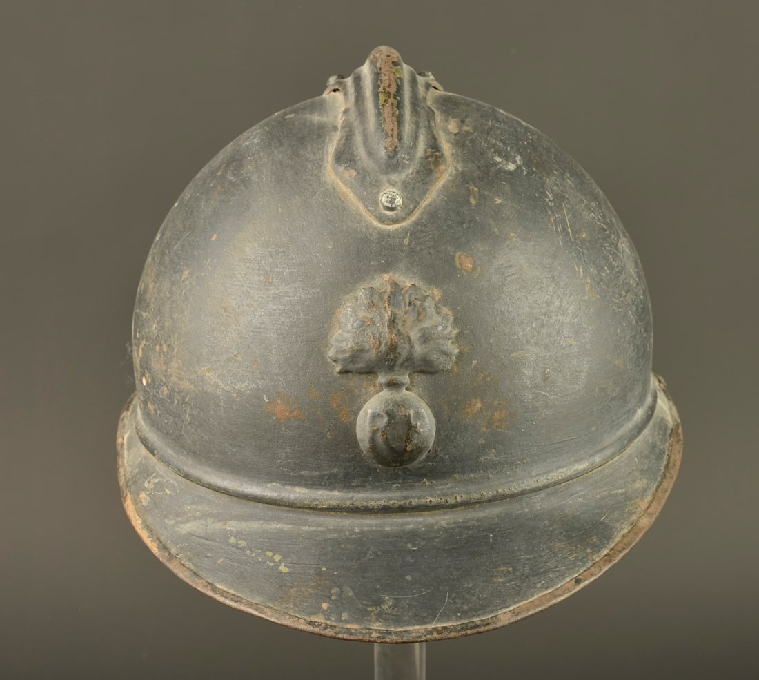 Casque Adrian 1915 infanterie. Model 1915 Adrian helmet for infantry.: Casque Adrian 1915 infanterie. Casque modele 1915 en peinture bleu horizon d usine recouverte au cours de la guerre par une seconde couche plus foncee appliquee au pinceau. Attribut modele 1915 de l i