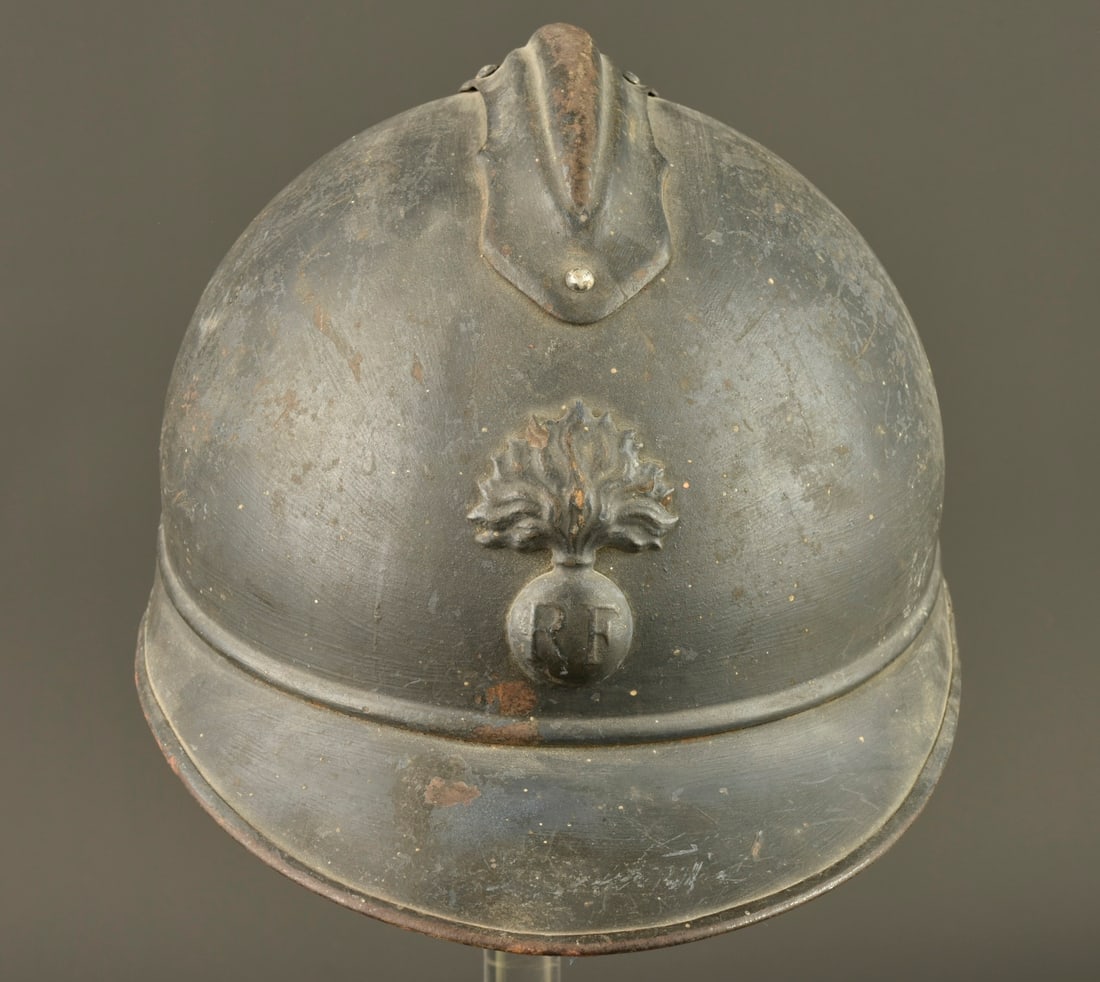 Casque Adrian 1915 infanterie. Model 1915 Adrian helmet for infantry.: Casque Adrian 1915 infanterie. Casque modele 1915 possedant sa peinture bleu horizon d usine recouverte d une seconde couche plus foncee appliquee au pinceau, attribut modele 1915 de l infanterie. Coi