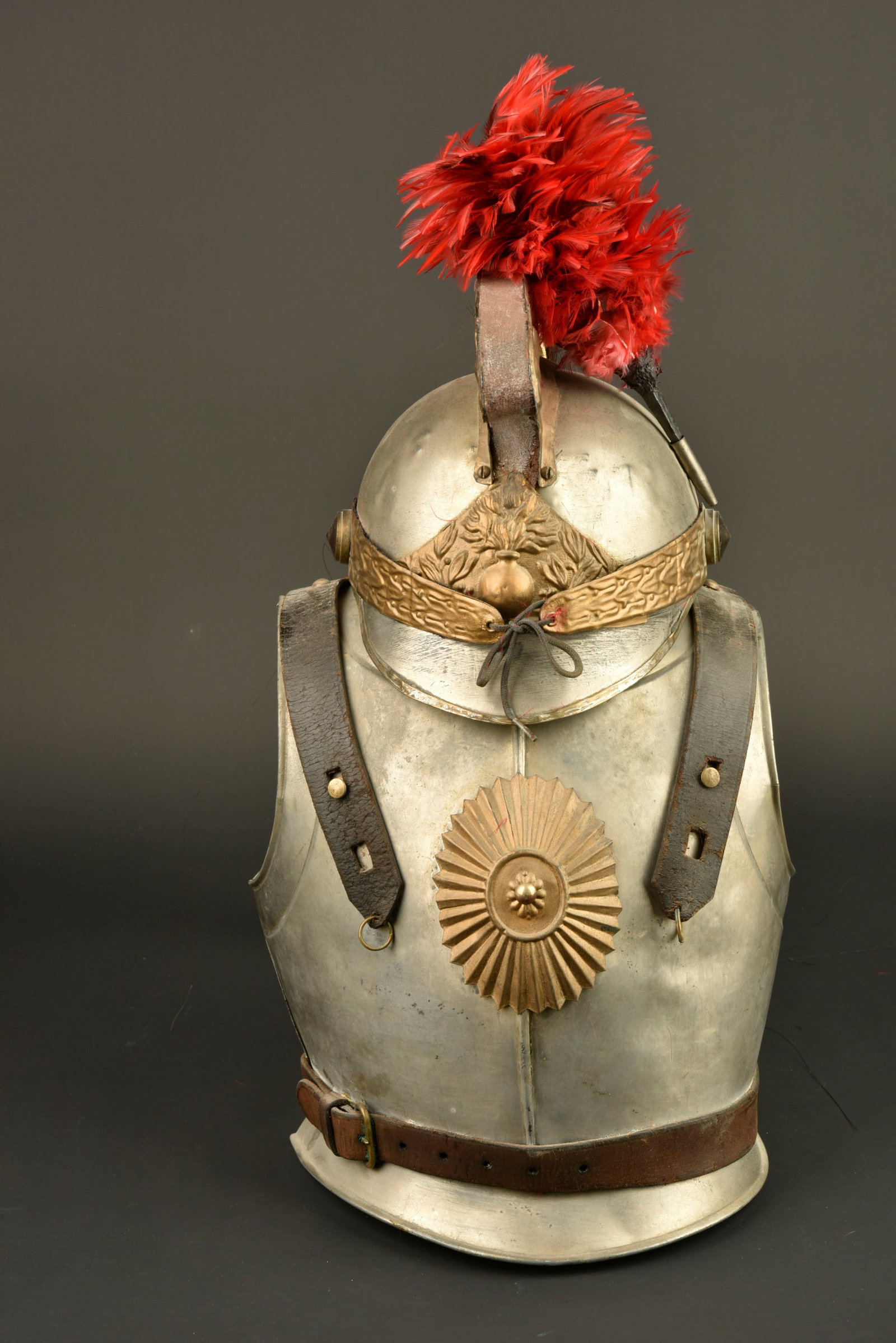 Panoplie enfant cuirassier. Child’s cuirassier dress ensemble.: Panoplie enfant cuirassier. Comprenant une cuirasse fabriquee en laiton argente possedant une piece rapportee en laiton au centre du plastron avant. Deux bretelles en cuir ainsi qu une ceinture en cui