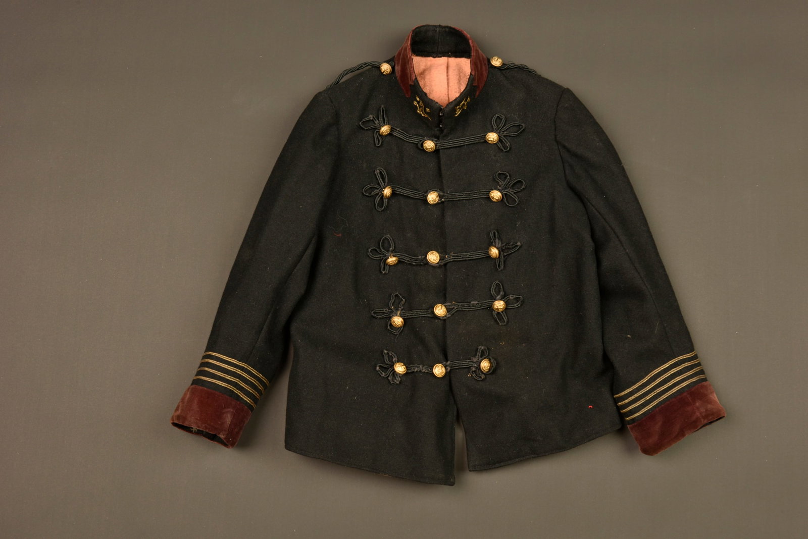 Tunique service de sante enfant. Child’s medical service tunic. (1 of 8)