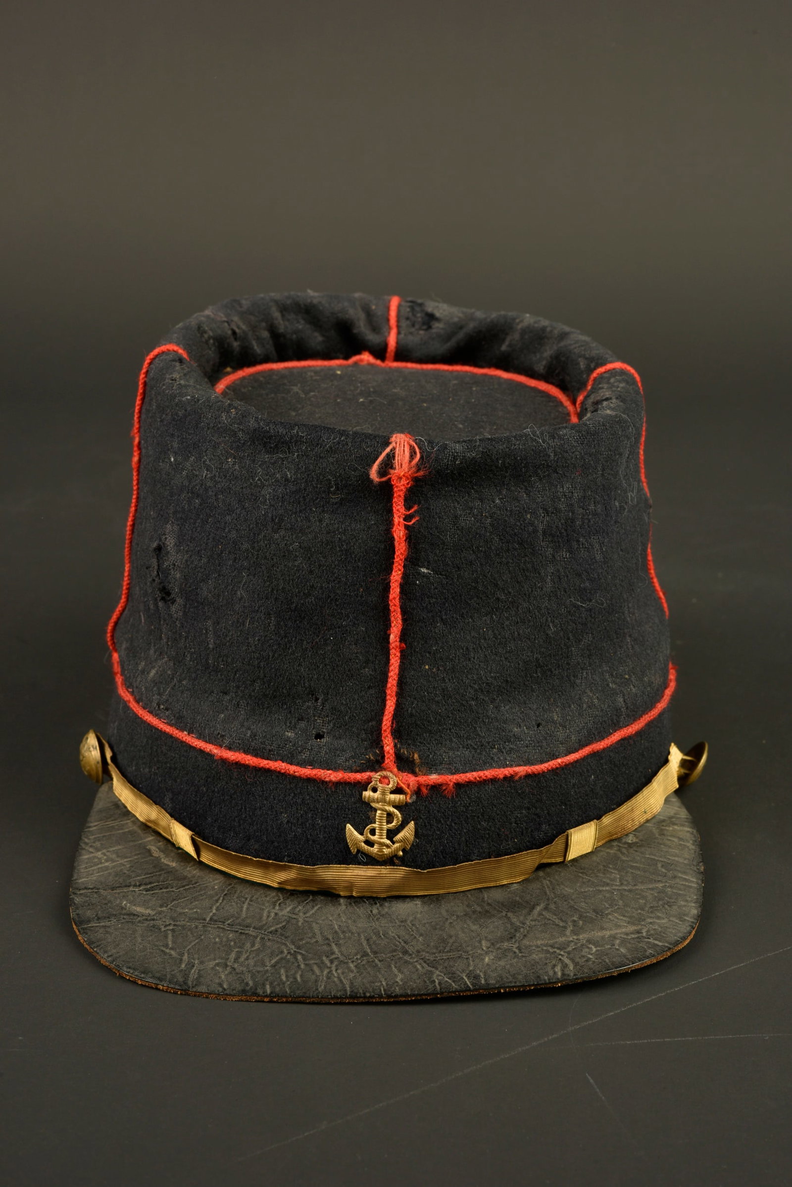 Casquette de marsouin Second Empire. Second Empire “marsouin?? (colonial infantryman) forage cap.: Casquette de marsouin Second Empire. Casquette confectionnee en drap bleu fonce a passepoil ecarlate. Attribut en laiton rapporte, fine jugulaire doree retenue par deux boutons de l infanterie colonia