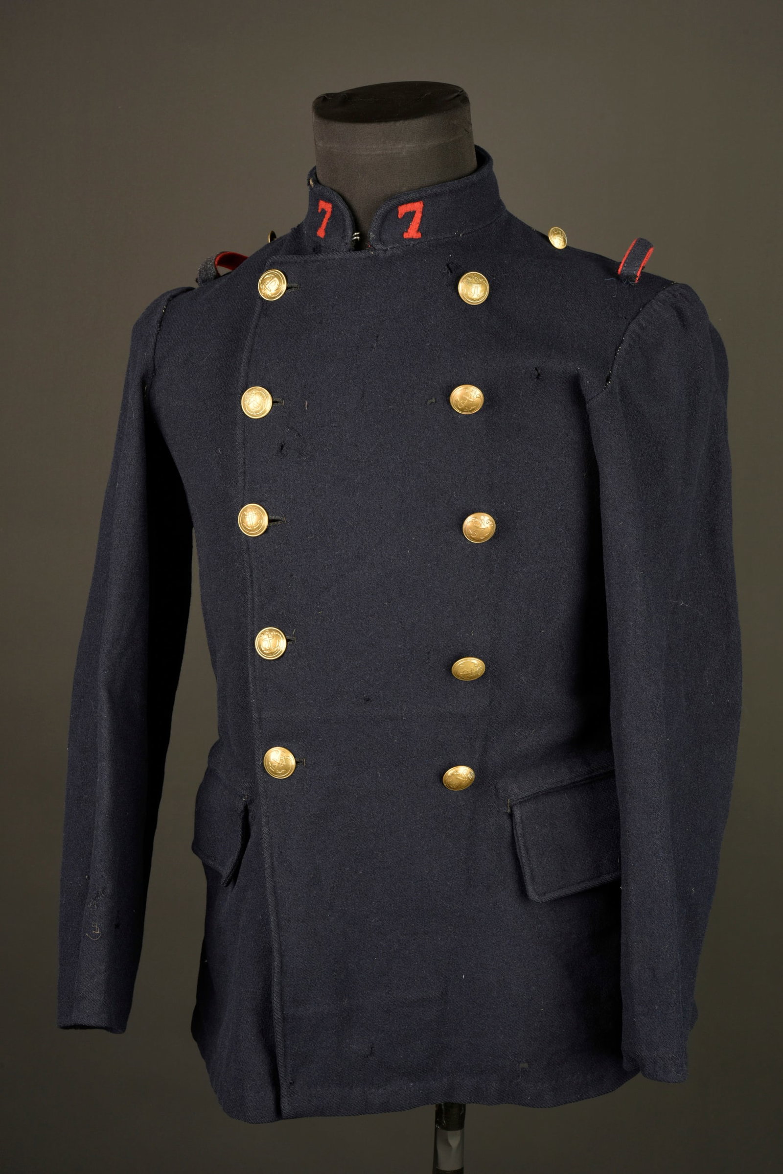 Paletot colonial 1873. Colonial greatcoat, 1873 pattern.: Paletot colonial 1873. Paletot de marsouin reglementaire confectionne en drap de laine bleu fonce et se fermant par deux rangees de cinq boutons aux armes de la coloniale. Pattes de col composees du c